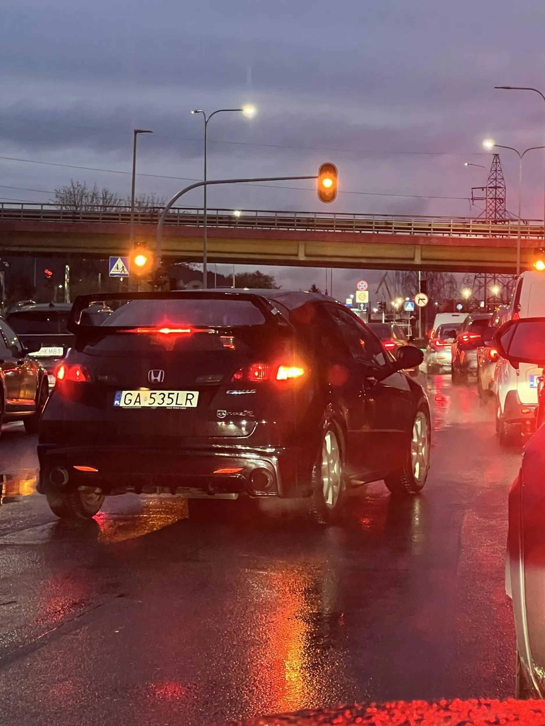 Młody lodziaż, biją go za każdą sekundę spuźnienia w fabryce