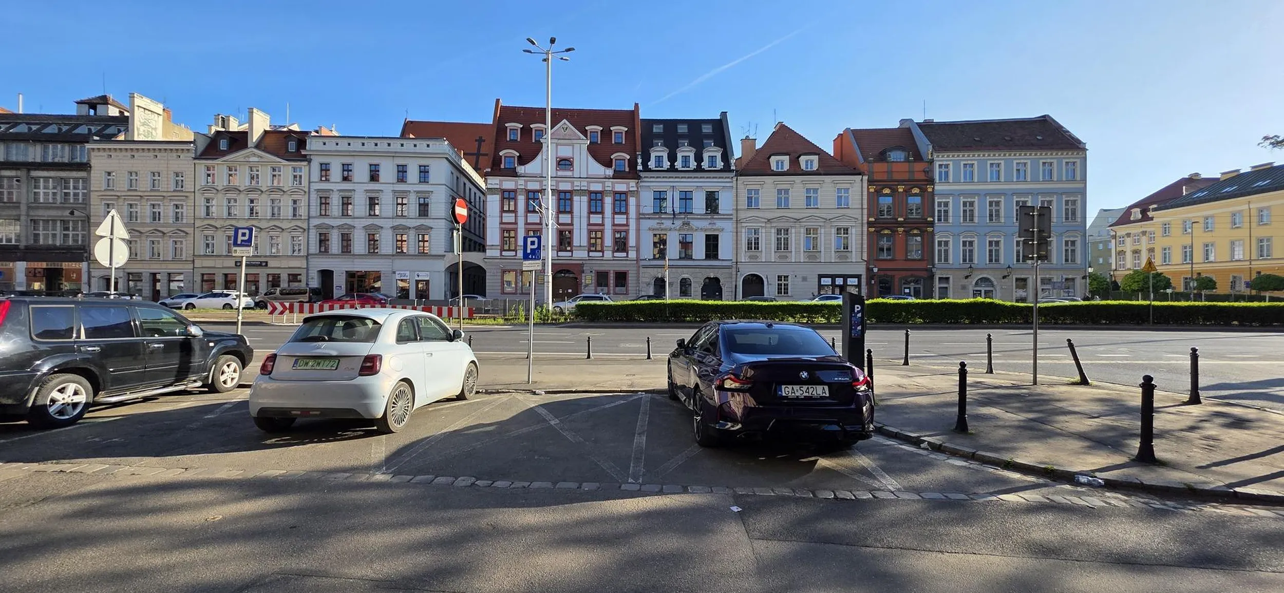 Parkowanie na miejscu dla samochodów elektrycznych.