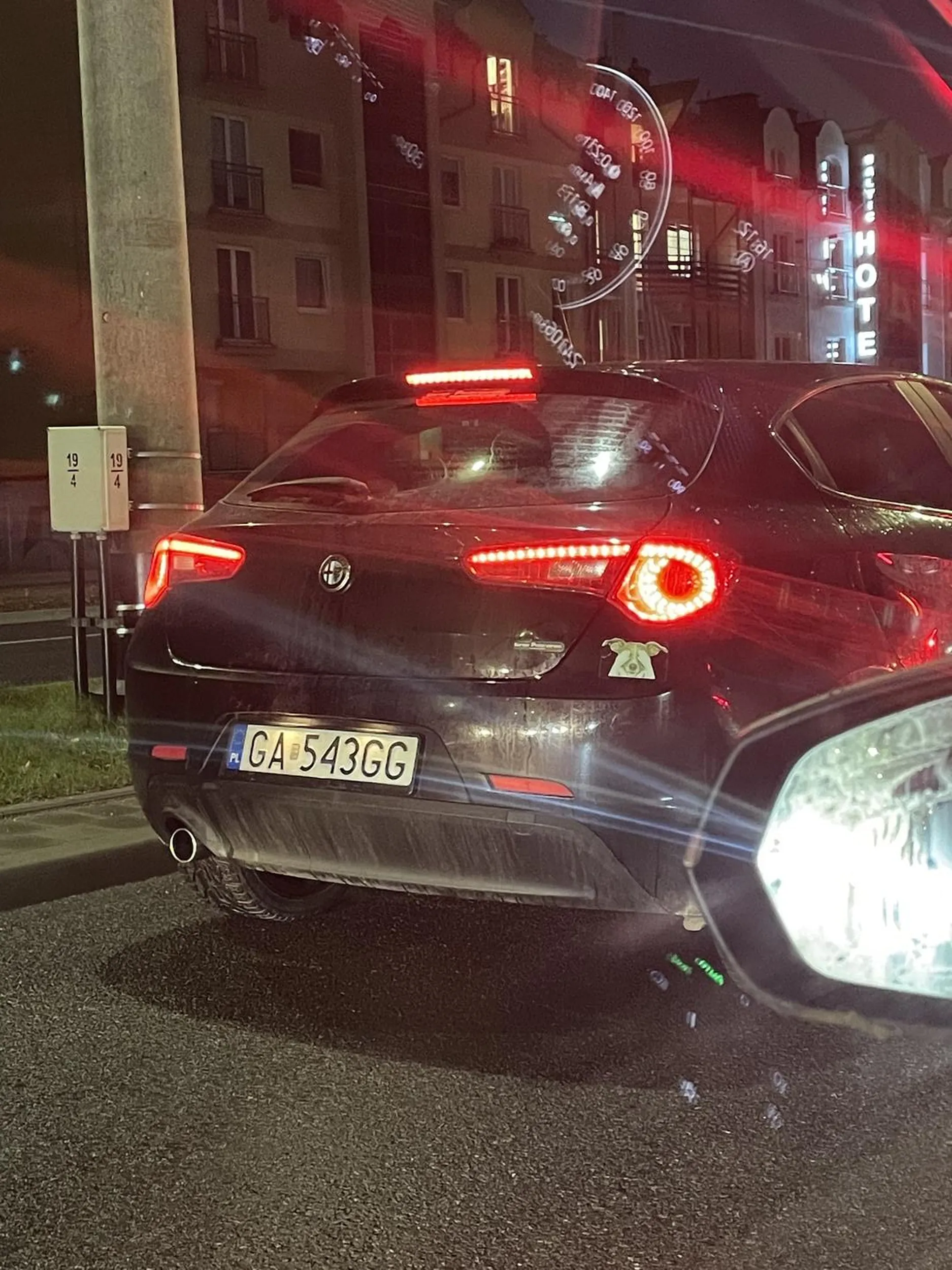 Kobieto, tak kopcisz i śmierdzisz, że nie da się za Tobą jechać, zrob coś z tym szrotem