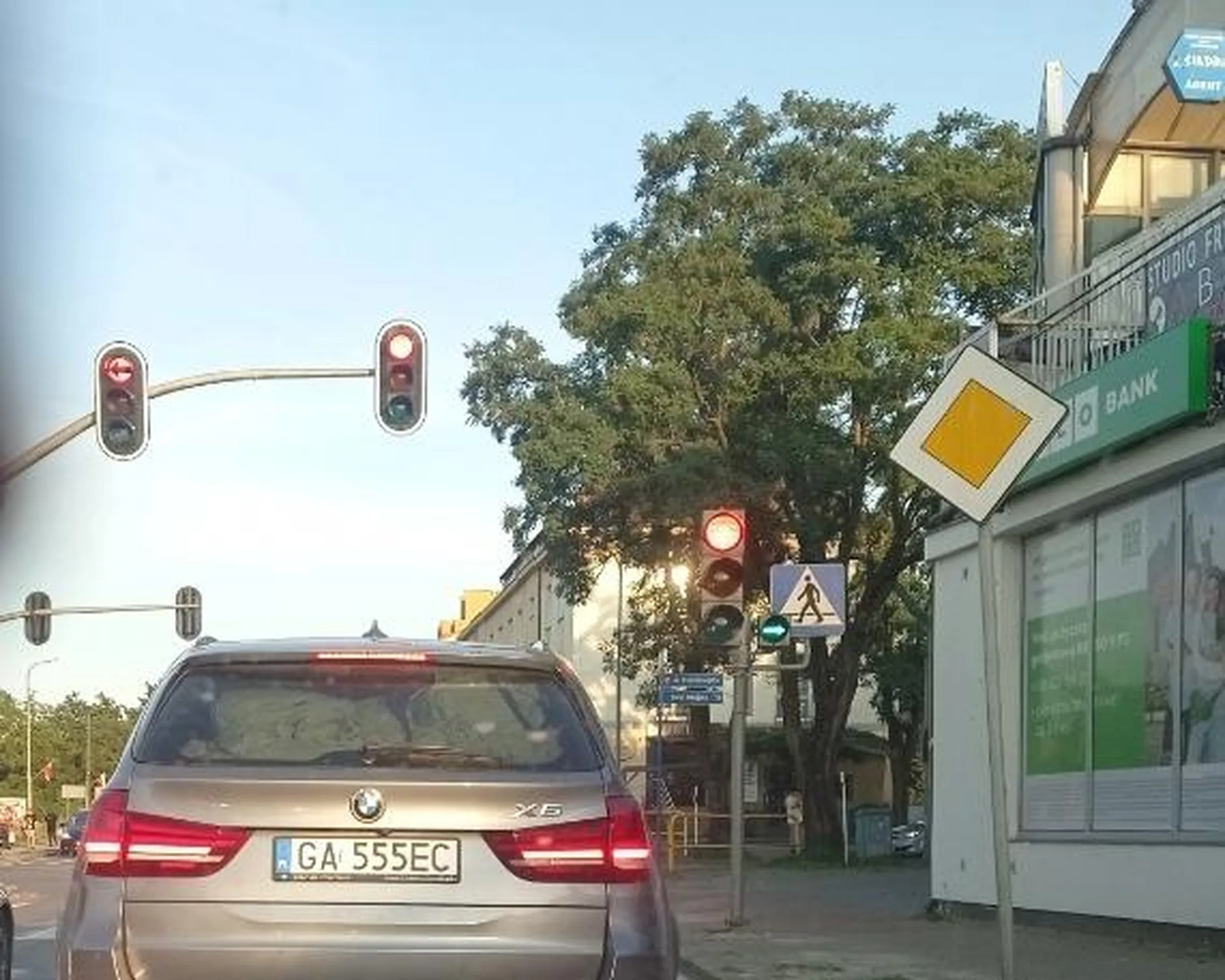 Zabawy telefonem w trakcie prowadzenia mogą rychło doprowadzić do tragedii, a poza tym auto tańczy od prawej do lewej i kierowca bolidu (Bóg Mnie Wybrał) zamula po zmianie na zielone na sygnalizatorze. Duże auto, mały rozumek.