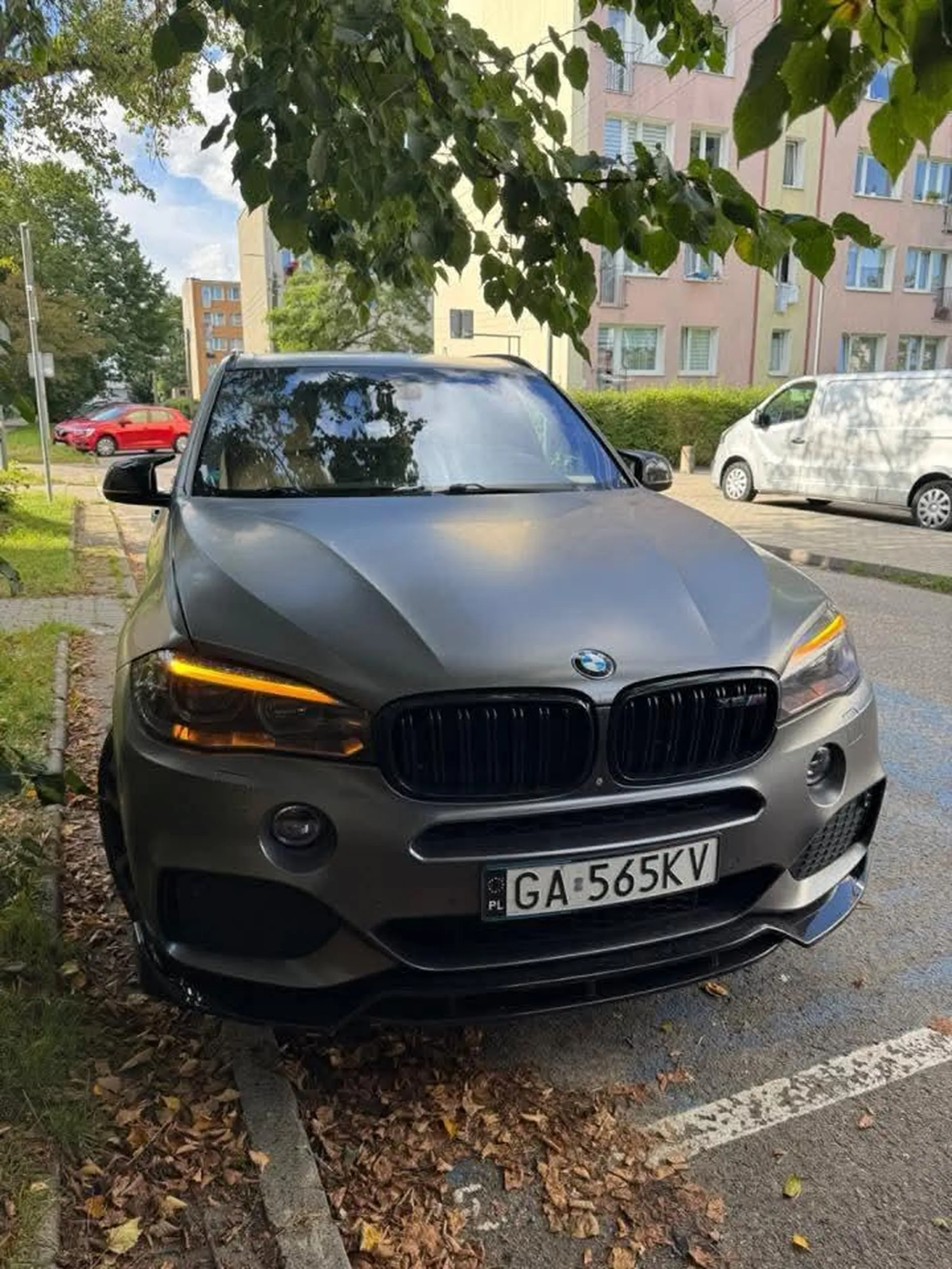 Kierowca w BMW udaje osobę niepełnosorawną. Tłumaczy się, że ma awarię auta, po czym idzie z paczką do pobliskiej Żabki.