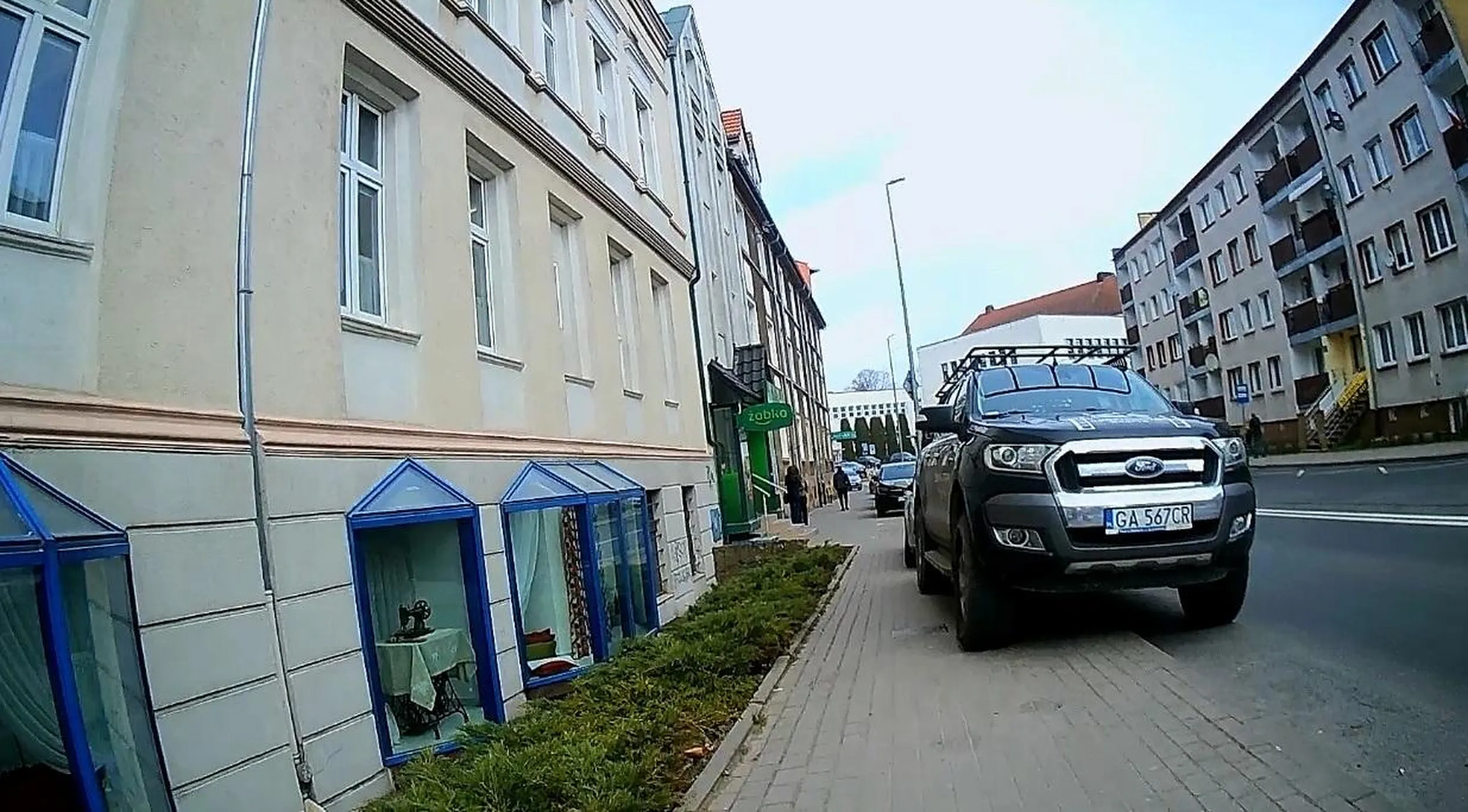 Trochę mało miejsca zostało po zaparkowaniu tej kobyły, 1,5m na pewno nie ma.....