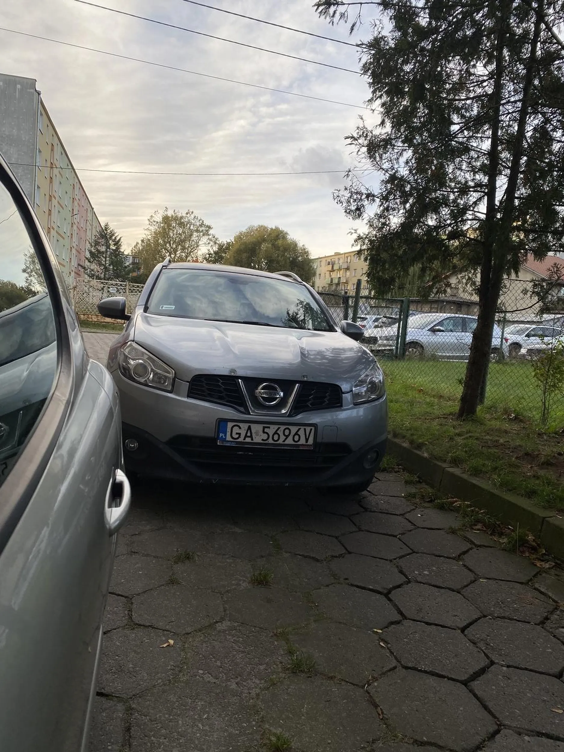 Na prawdę współczuję smutnego życia. Widać, że za duże auto wzięte w leasing a umiejętności brak. Nie wiem czy to brak osoby bliskiej w domu czy nieudana randka, że swoje frustracje w niedzielę popołudniu trzeba wyładować na dostawcy pizzy który chce wyjechać z osiedla i tak ciężko cofnąć się 10 metrów do tyłu..
