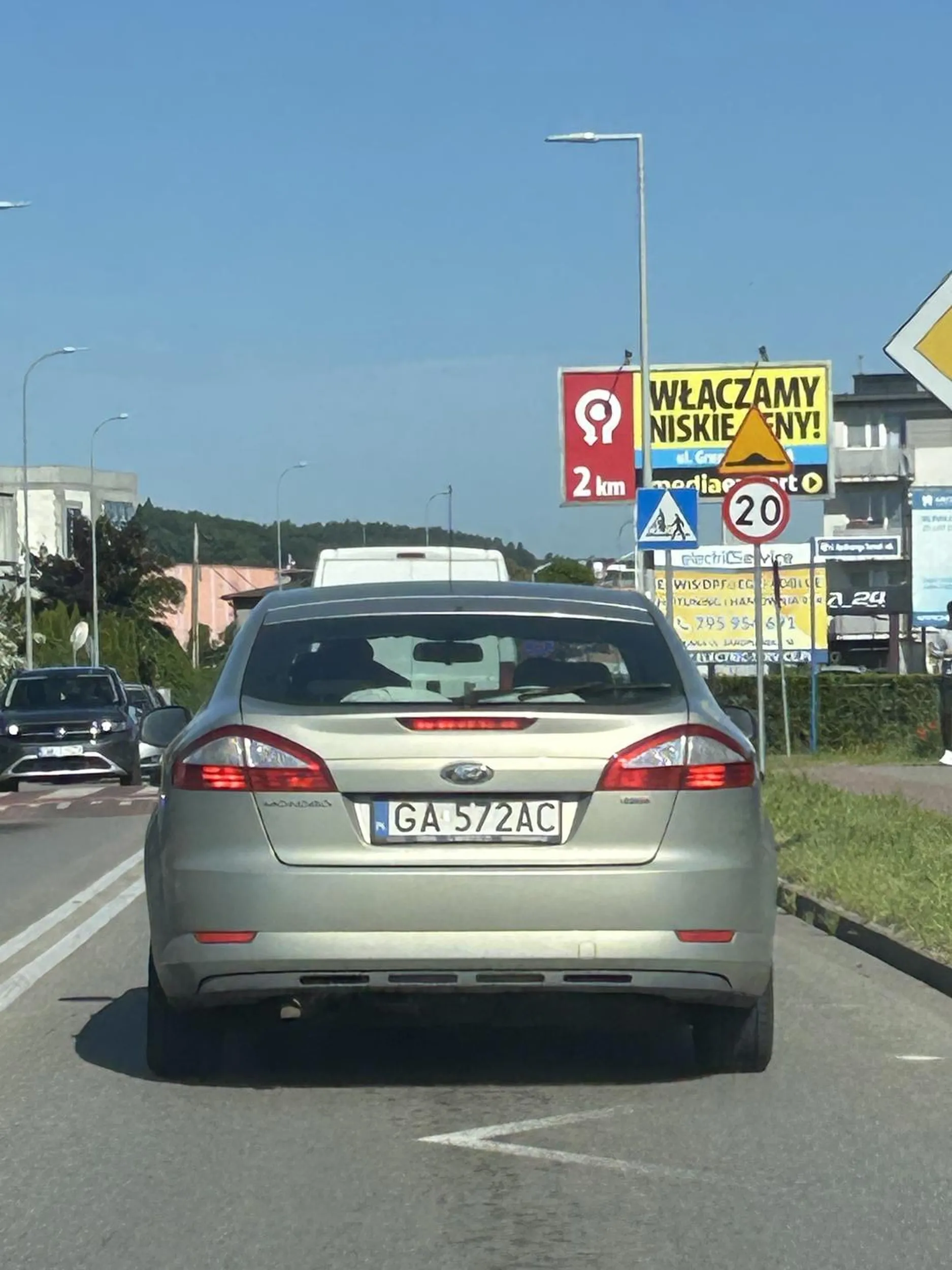 Jezdzi 30-40kmh na ograniczeniu do 50 . Oddaj prawo jazdy jak sie boisz jechac normalnie i plynnie