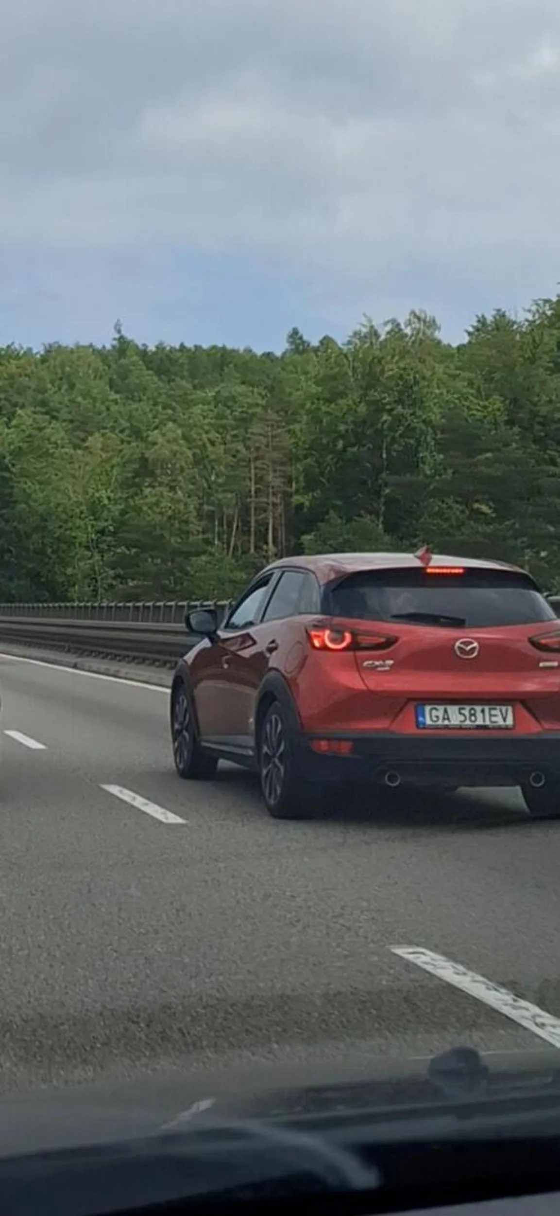 Dziwna jazda kierowcy najpierw slimaczy sie lewym pasem i hamuje potem zjezdza na prawy i dalej hamuje innych kierowców nie mając żadnego auta prezd soba