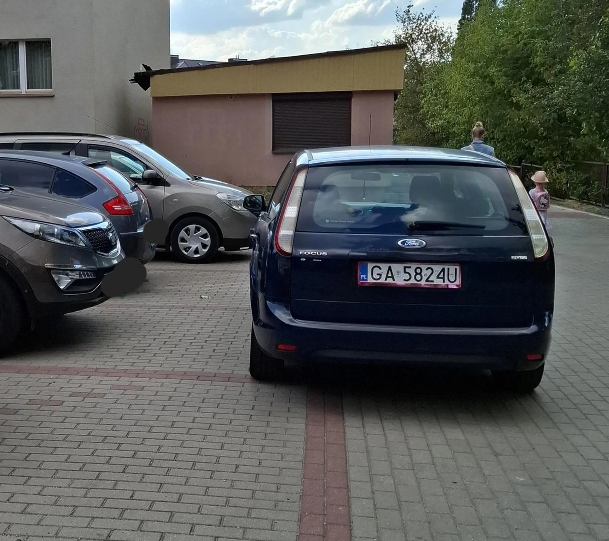 Komentarz pani- ja tu pierwszy raz i nikogo nie zostawiłam. Przecież da się wyjechać..... ? ona raczej tak, ale dwa auta po lewej to tak marnie