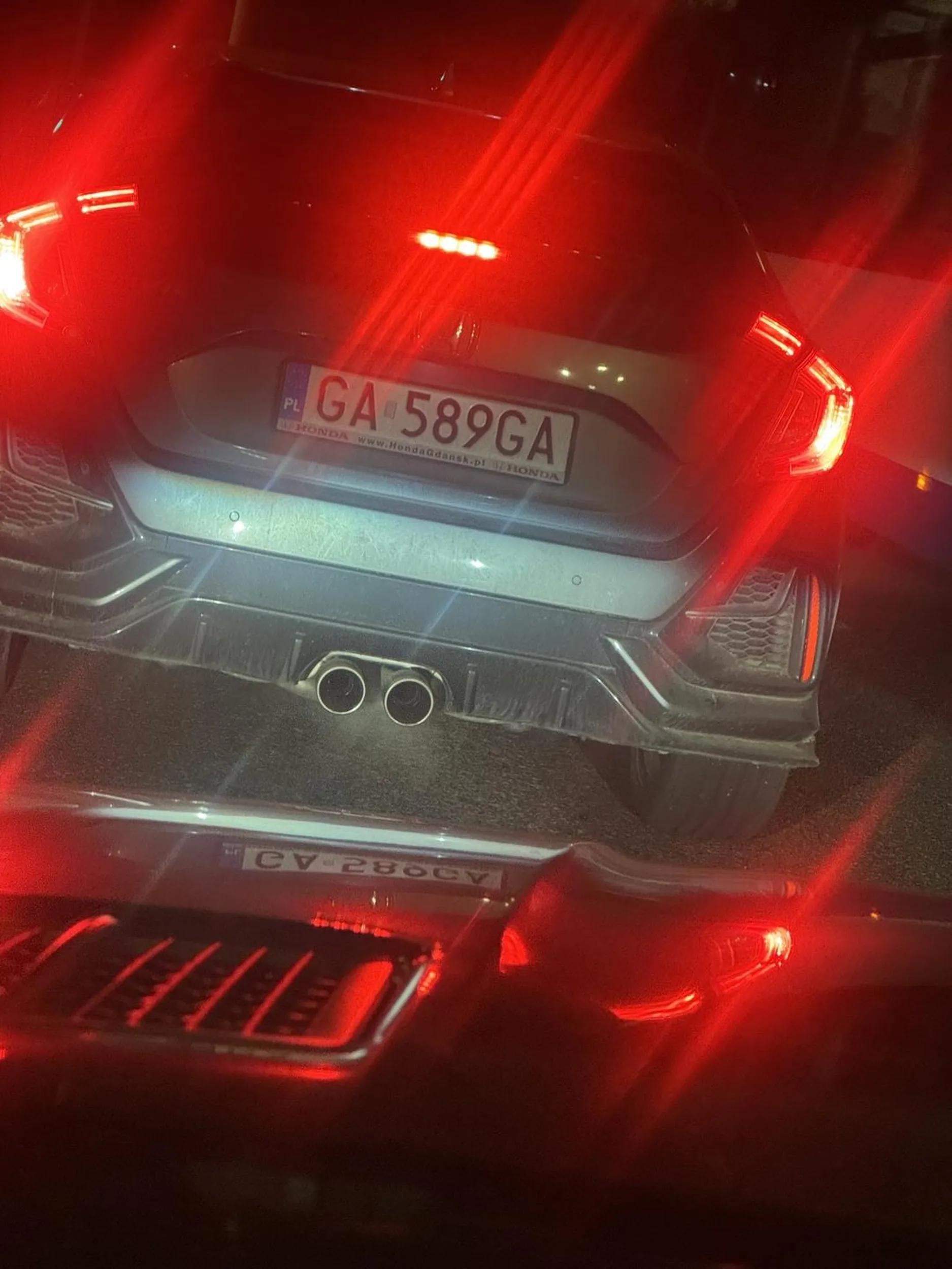 Tragedia. Zapierdziela jak nienormalny, zmienia pasy bez kierunku. Nagranie pojdzie na policje