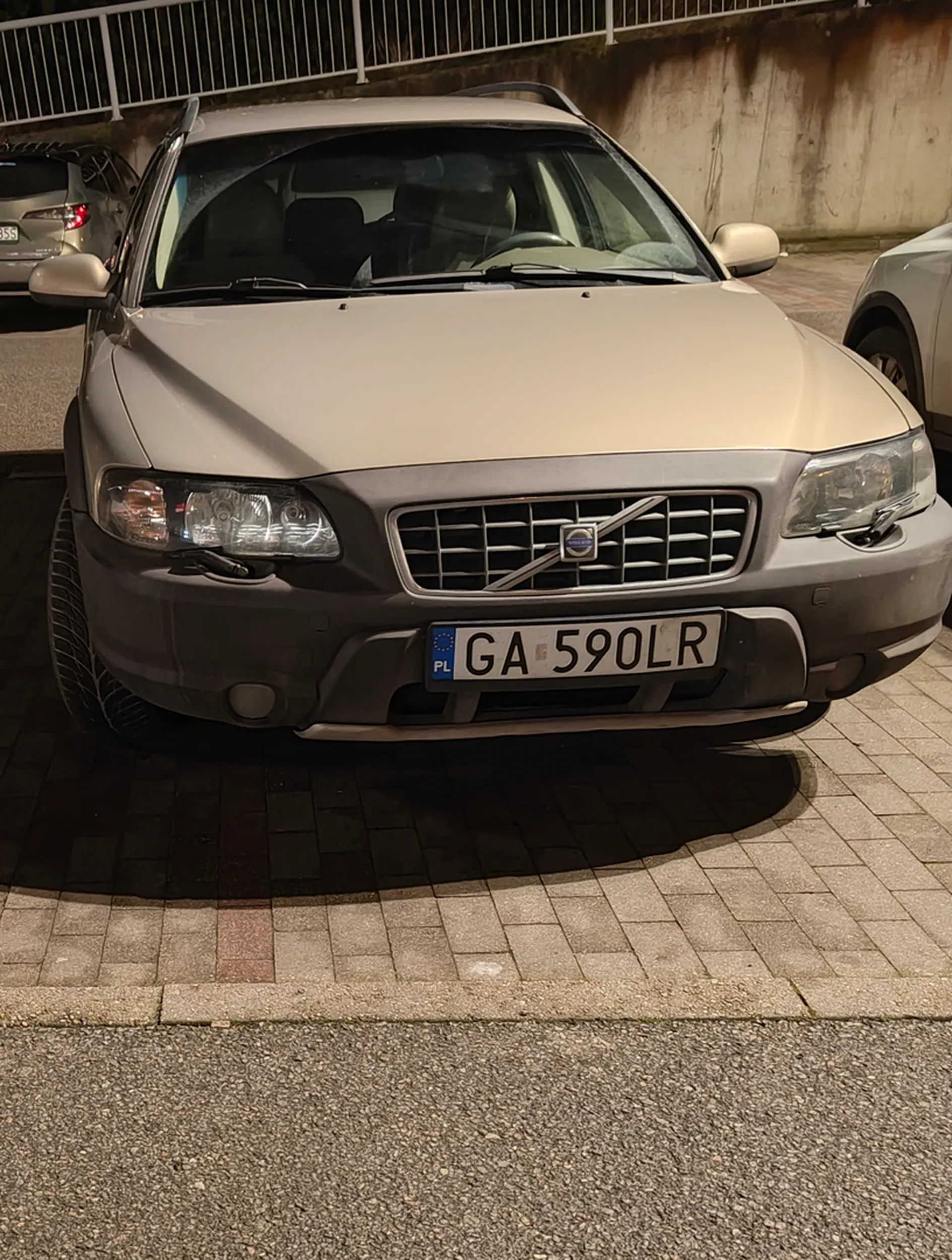 Kierowco Volvo. Parkuj i daj zaparkować innym. Miejsca dla inwalidów są szersze i oznaczone na niebiesko. Zdjęcie na pamiątkę