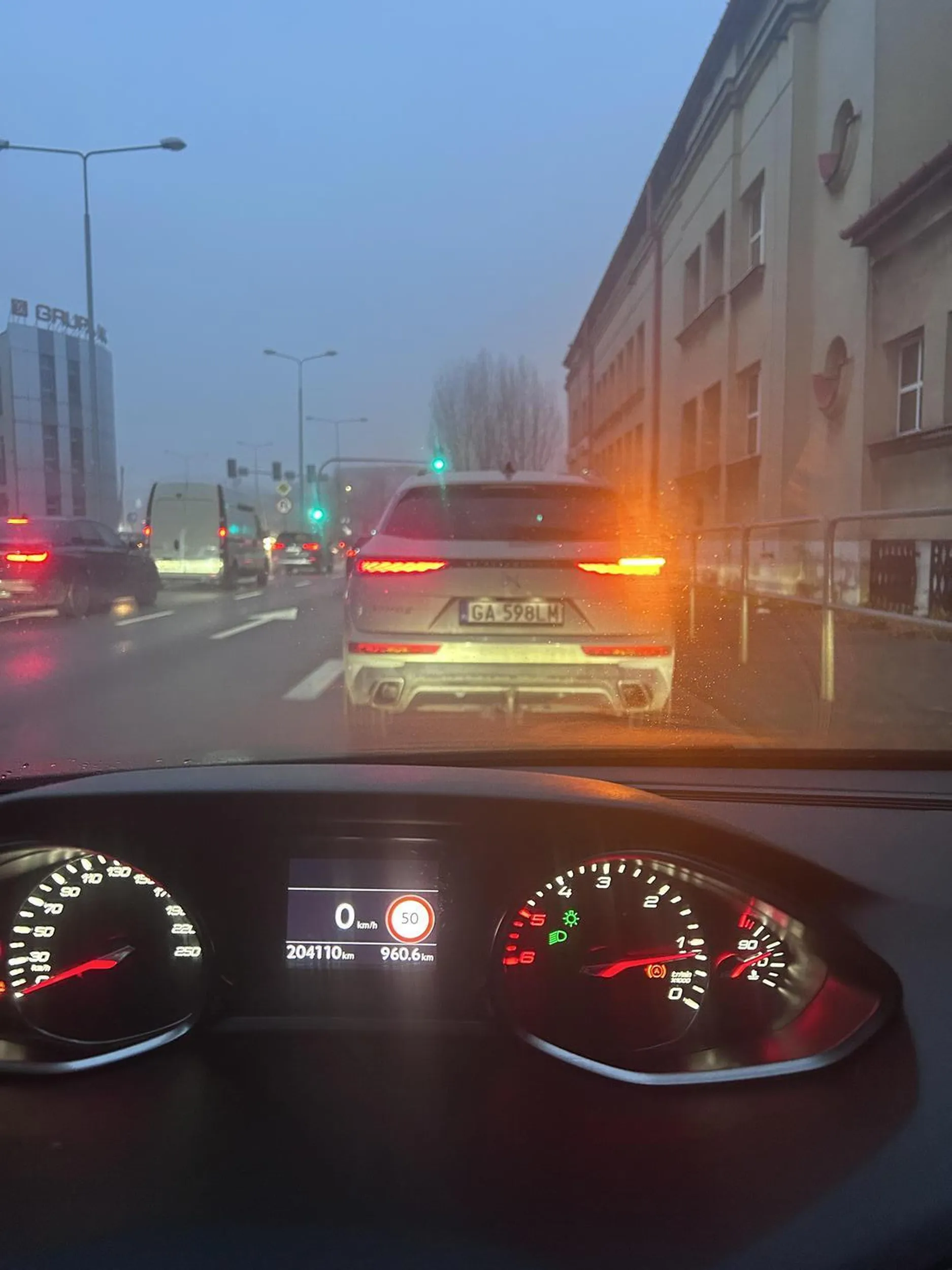 Wjeżdża nie hamując, gdybym nie zahamowała wjechałby z impetem w bok pojazdu.