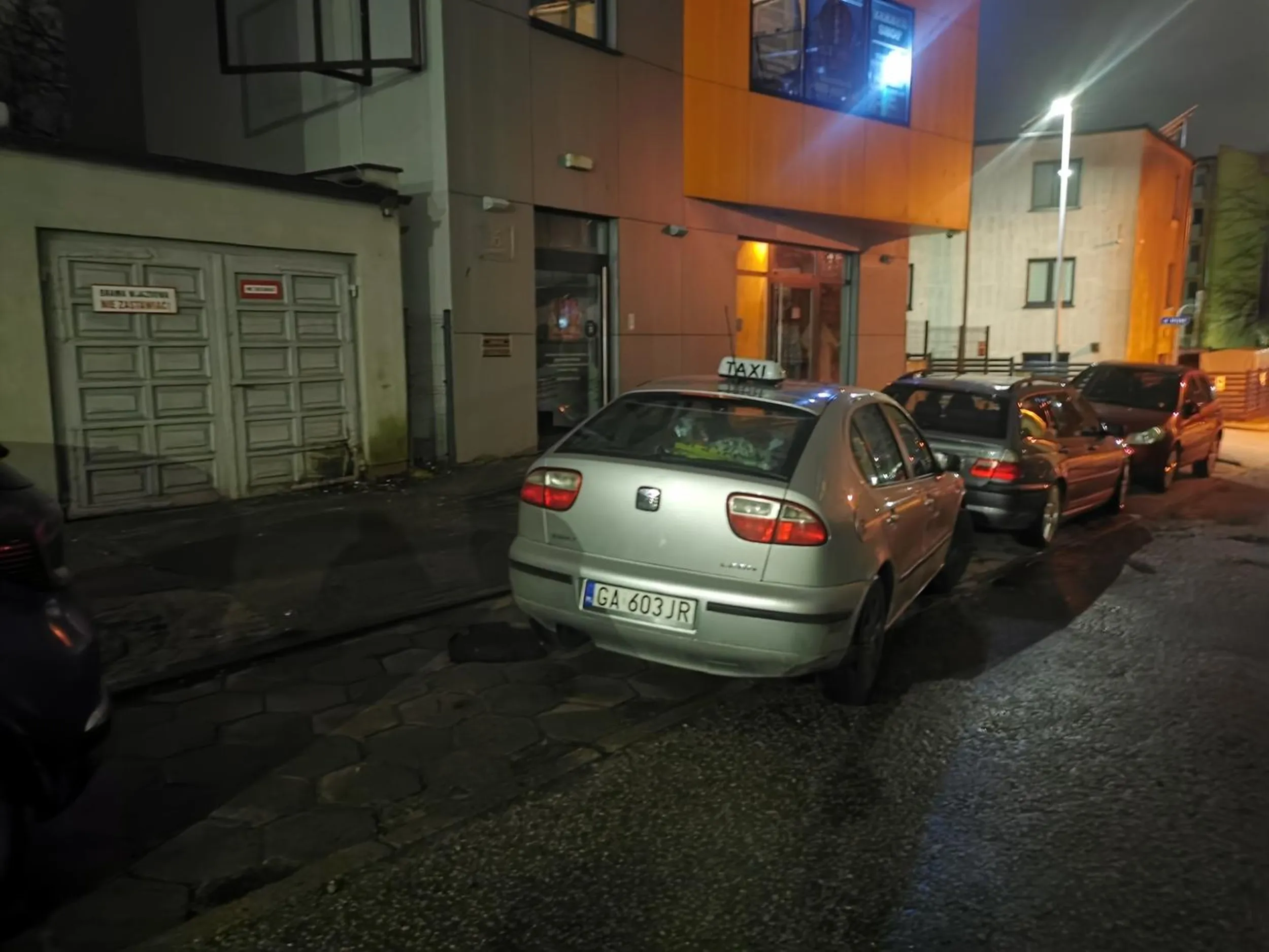 Nie dość że zastawił bramę i wystawał na ulicę, to jeszcze tak przyparkował że ledwo dało się wyjechać.