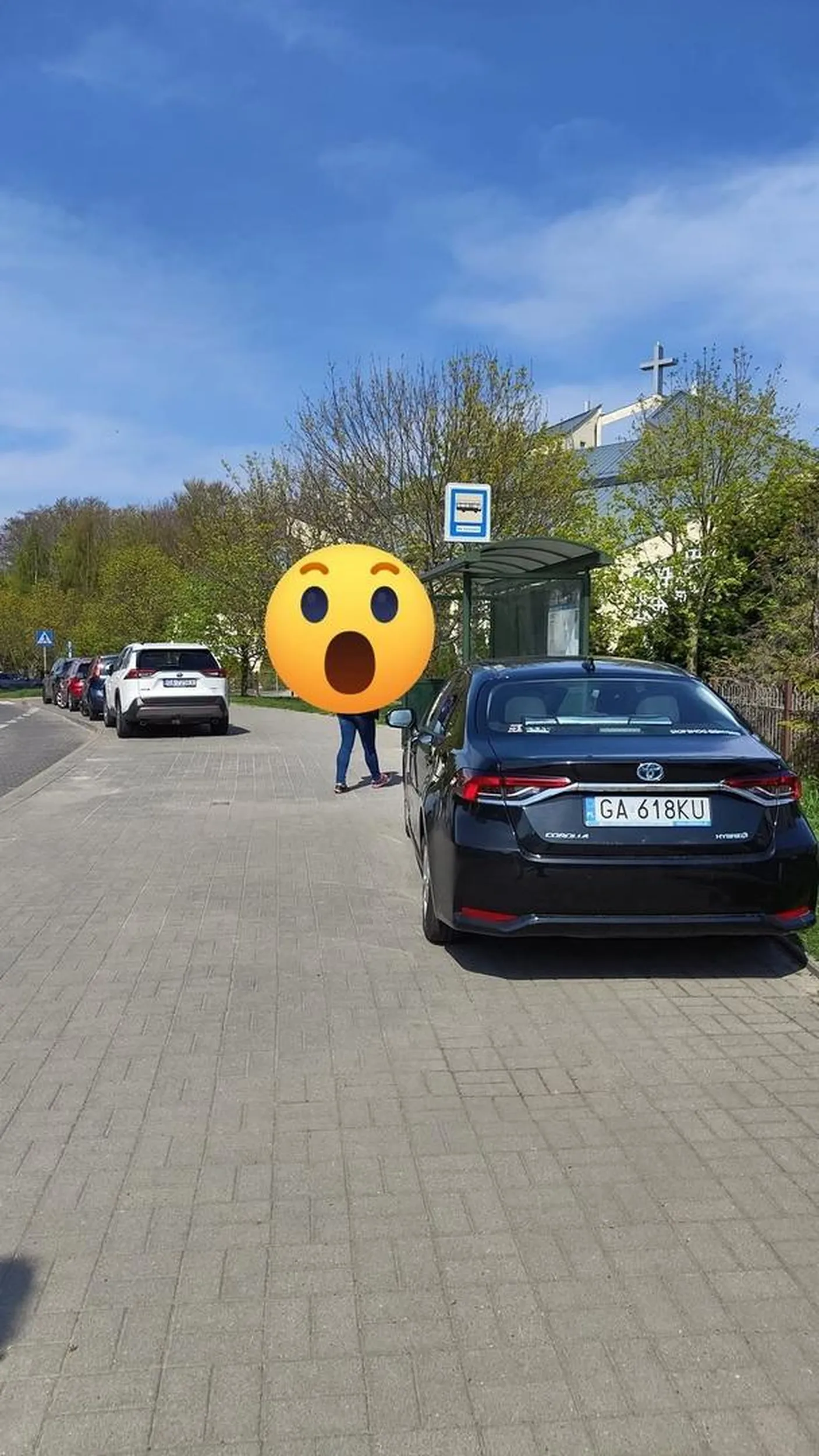 Naucz się parkować mistrzu kierownicy. Chodnik służy do chodzenia a nie jazdy po nim i parkowania