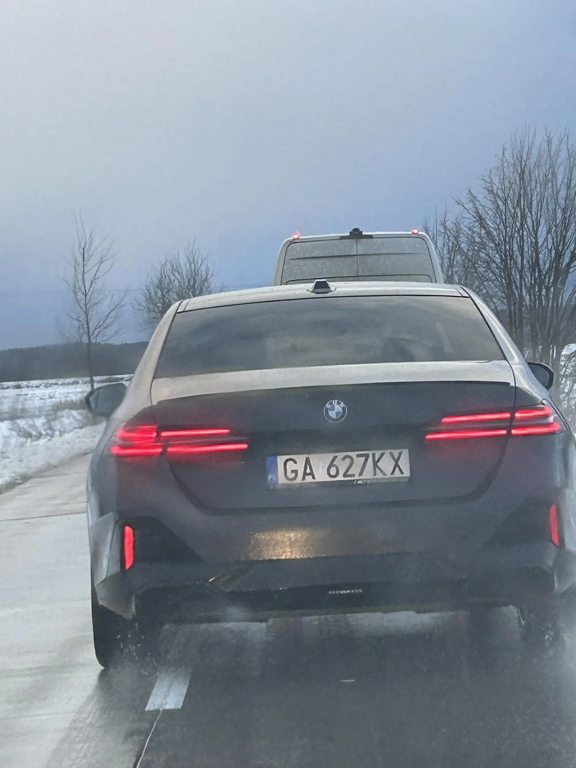 Śnieg po kostki a kolega wyprzedza na centymetry o kierunku zapomnij widać że kierowca BMW