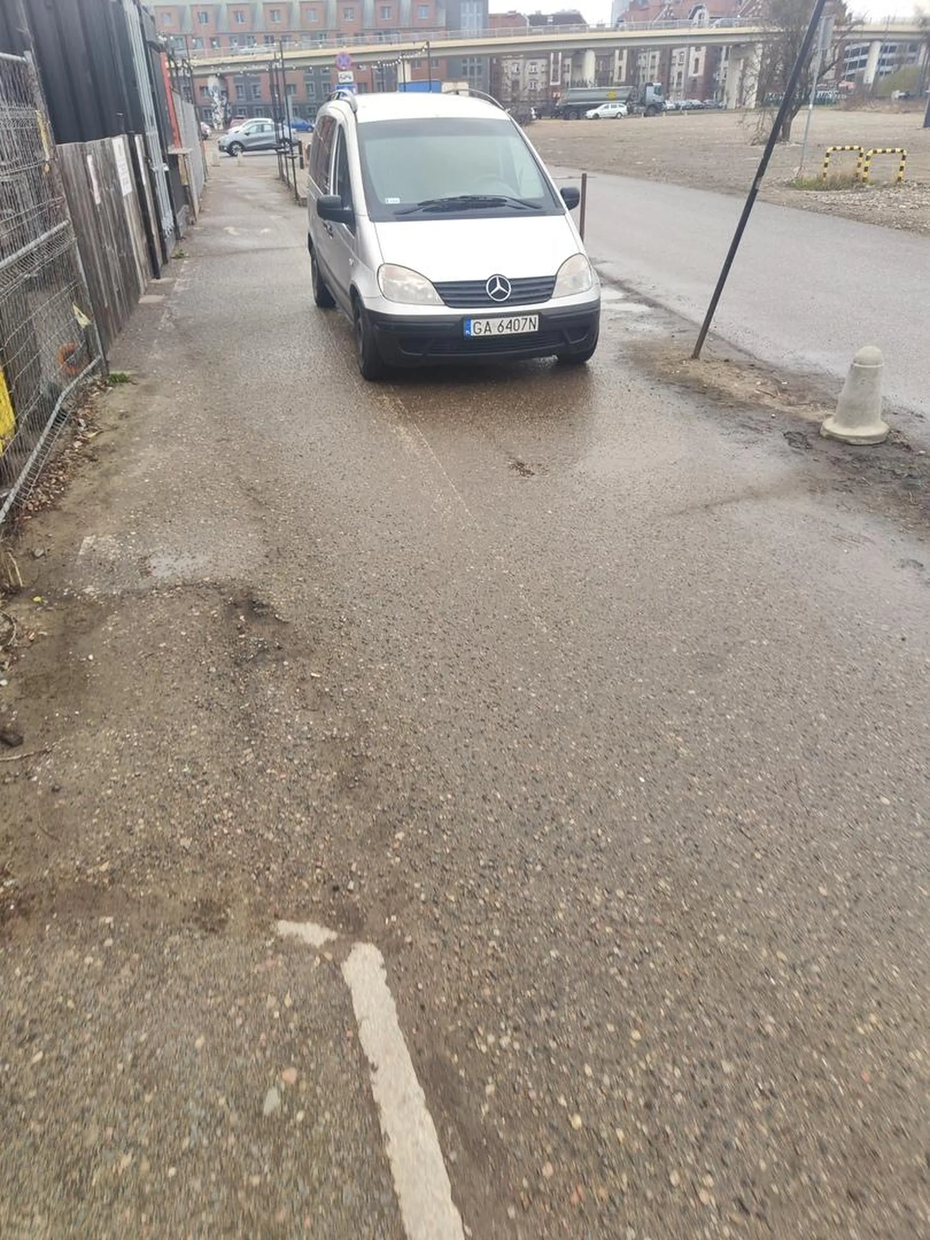 Obok jest wielki parking ale nieee, kretyn musi się wcisnąć między słupkami na chodnik