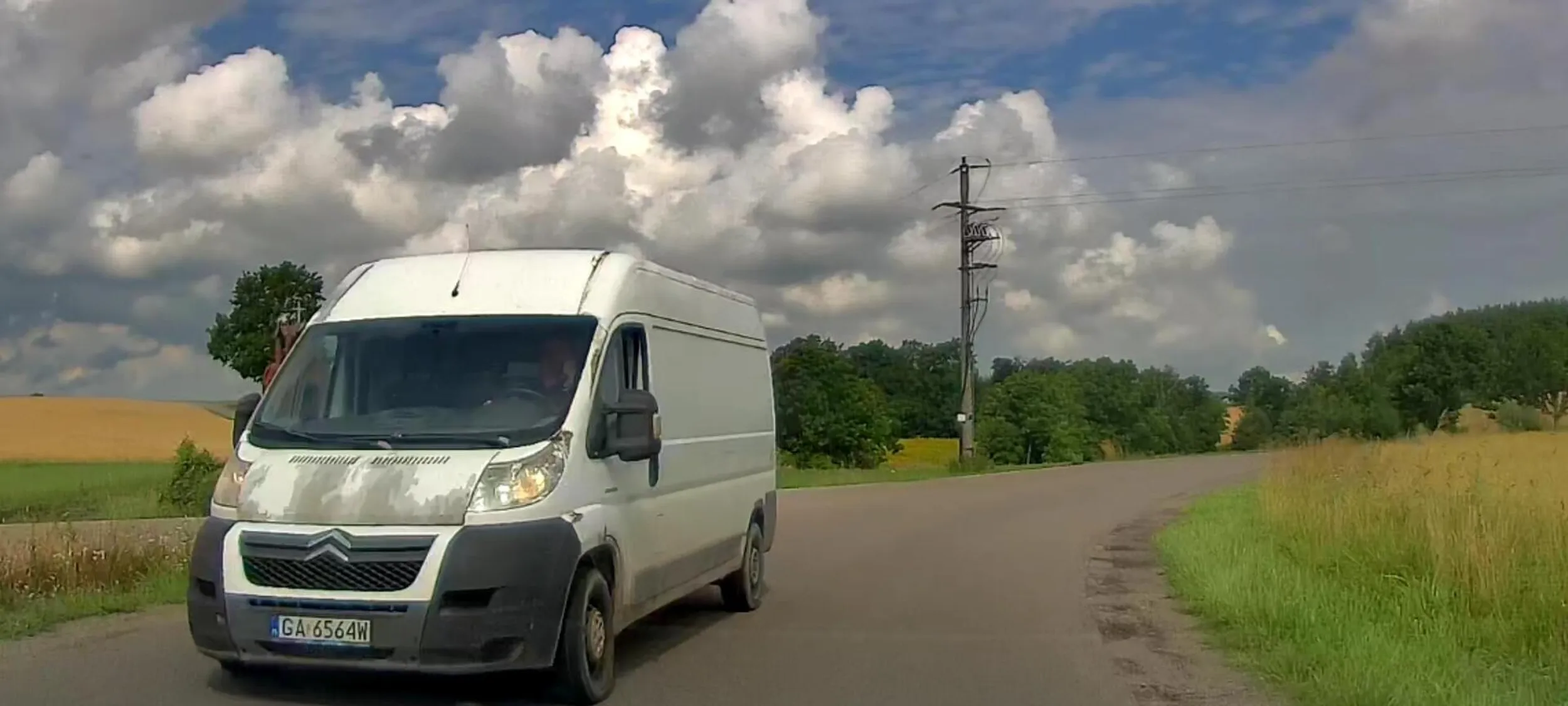 Odłóż telefon to może nie będziesz musiał tak ścinać zakrętu i zmuszania mnie do ucieczki na pobocze