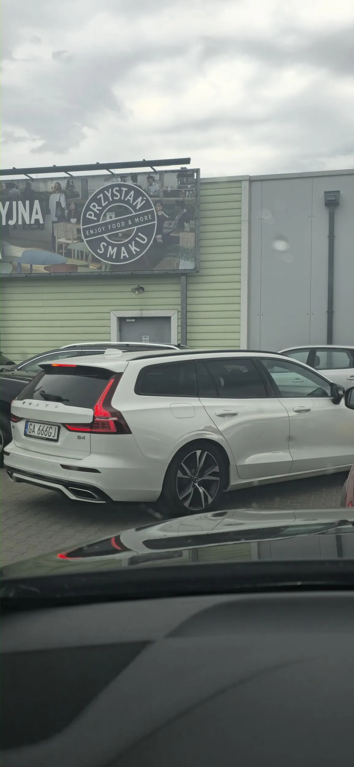 Starsza kobieta z córką, awanturuje się pod galerią. Jeździ pod prąd i chamsko wpycha sie w kolejkę samochodów opuszczających parking. Córka wulgarna i bezczelna. Położyła mi się na maskę samochodu, żebym nie mógł jechać xD