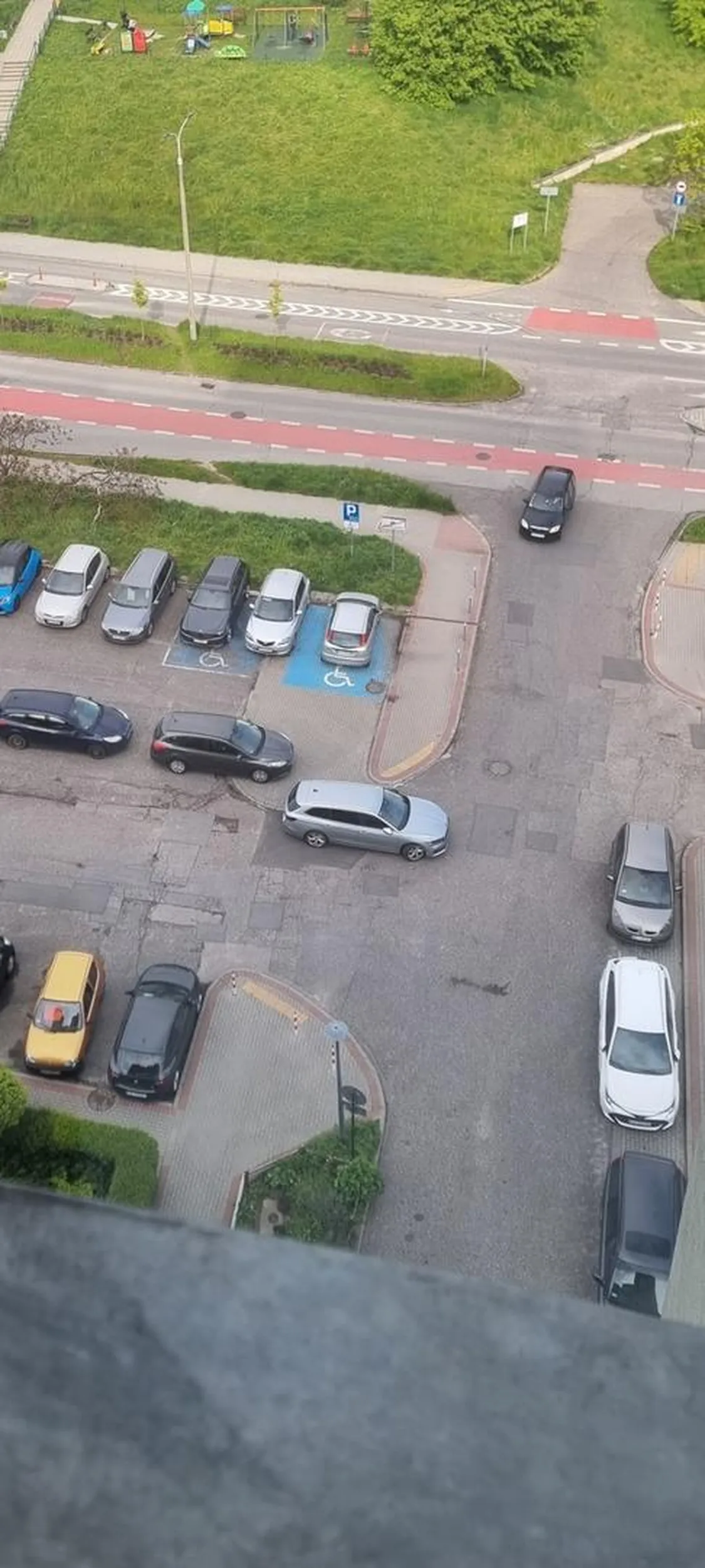 Tatusiek parkuje na środku drogi blokując wyjazd, aby odebrać bąbelki ze szkoły