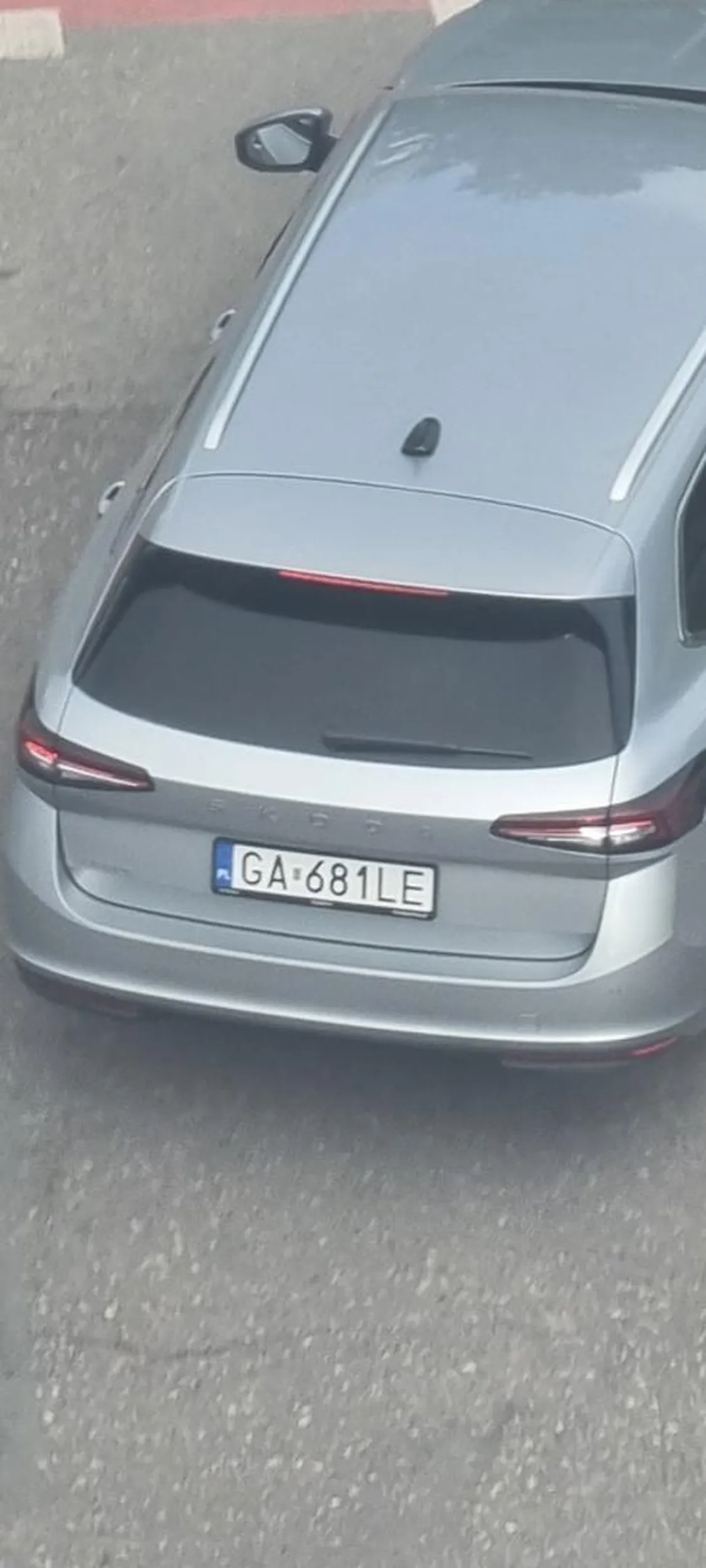 Tatusiek parkuje na środku drogi blokując wyjazd, aby odebrać bąbelki ze szkoły