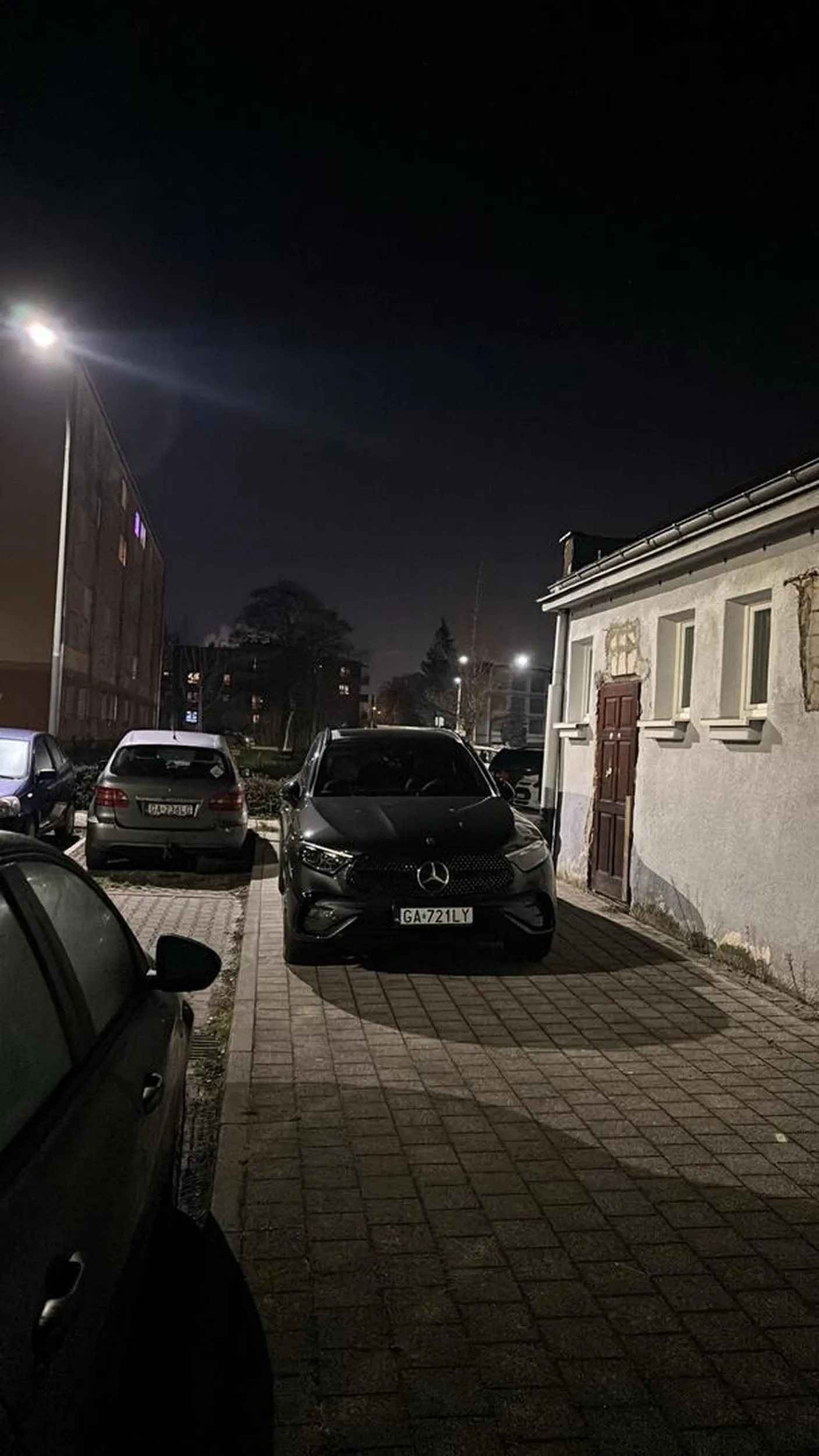 pieniądze są ale mózgu brak wózkiem to po masce przejechać czy jak?