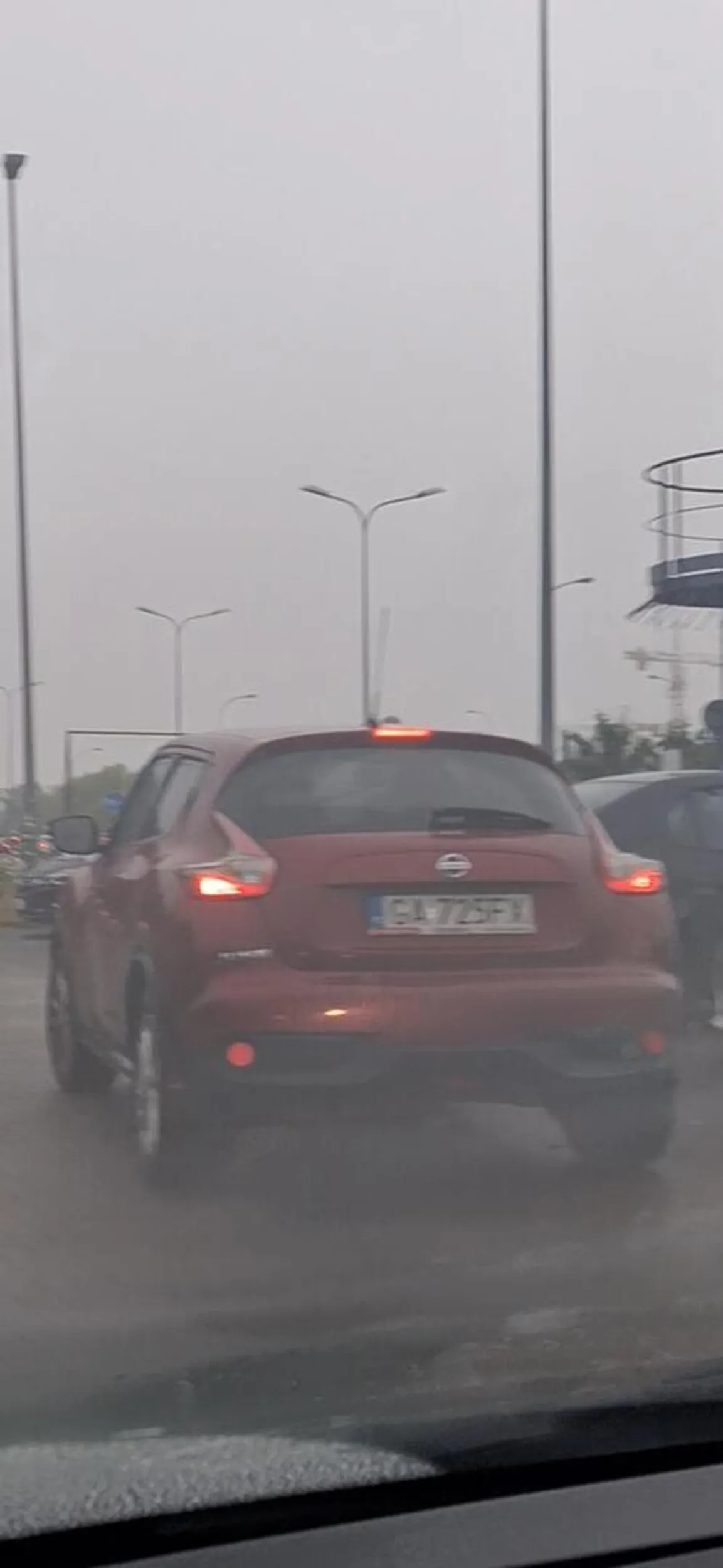 Pani postanowiła zatrzymać sie na wyjeździe z parkingu na środku drogi bo czeka na kogoś