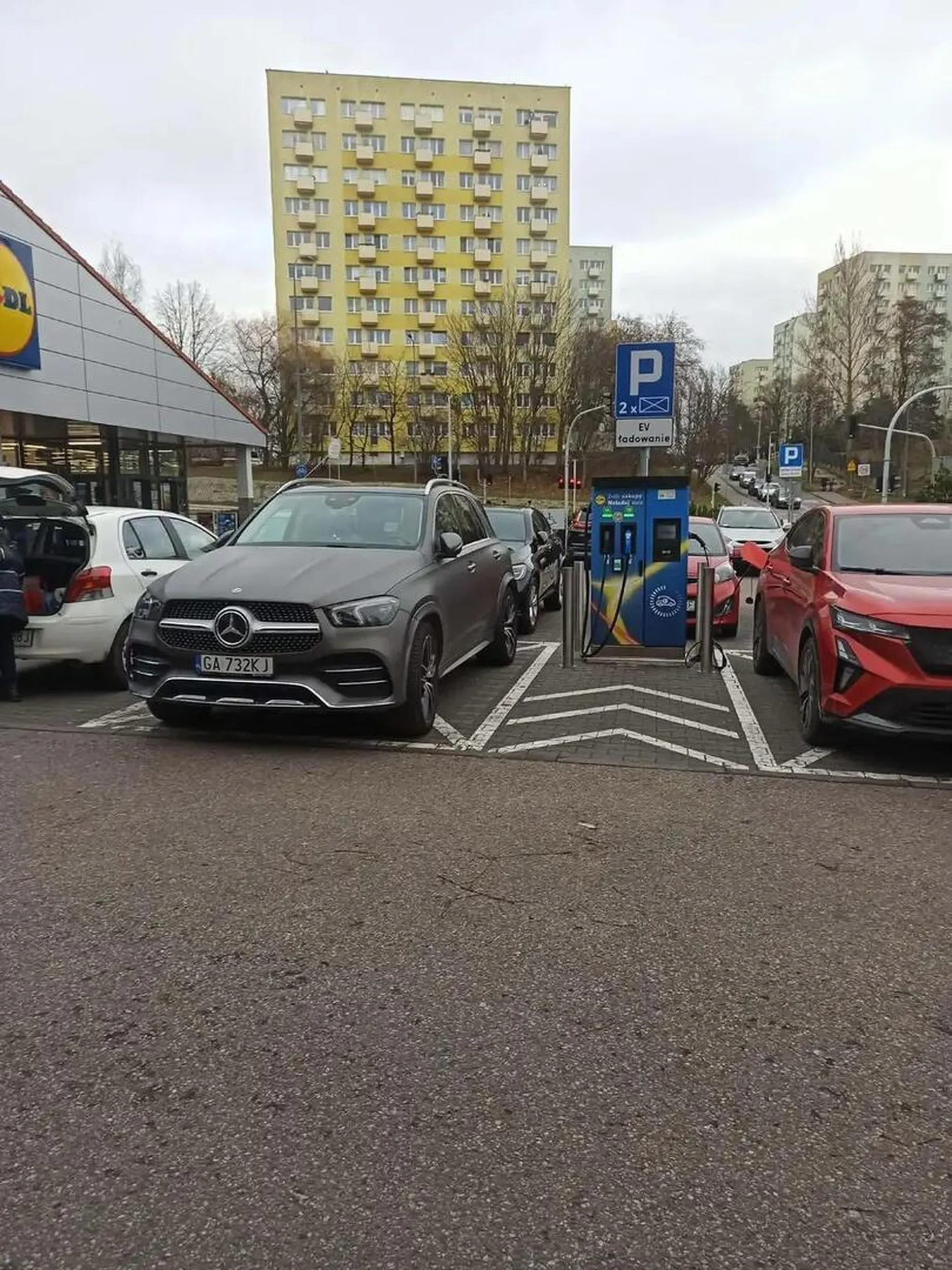 Parkuje na miejscach wyznaczonych pod ładowanie