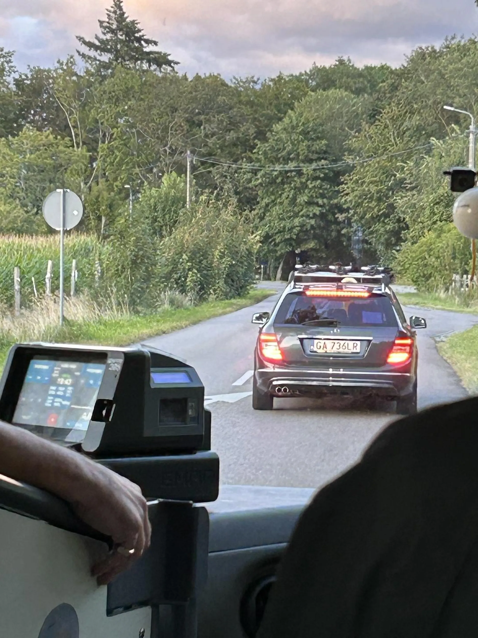 Przeszkadza w wyprzedzaniu i przyspiesza pod czas wyprzedzania.