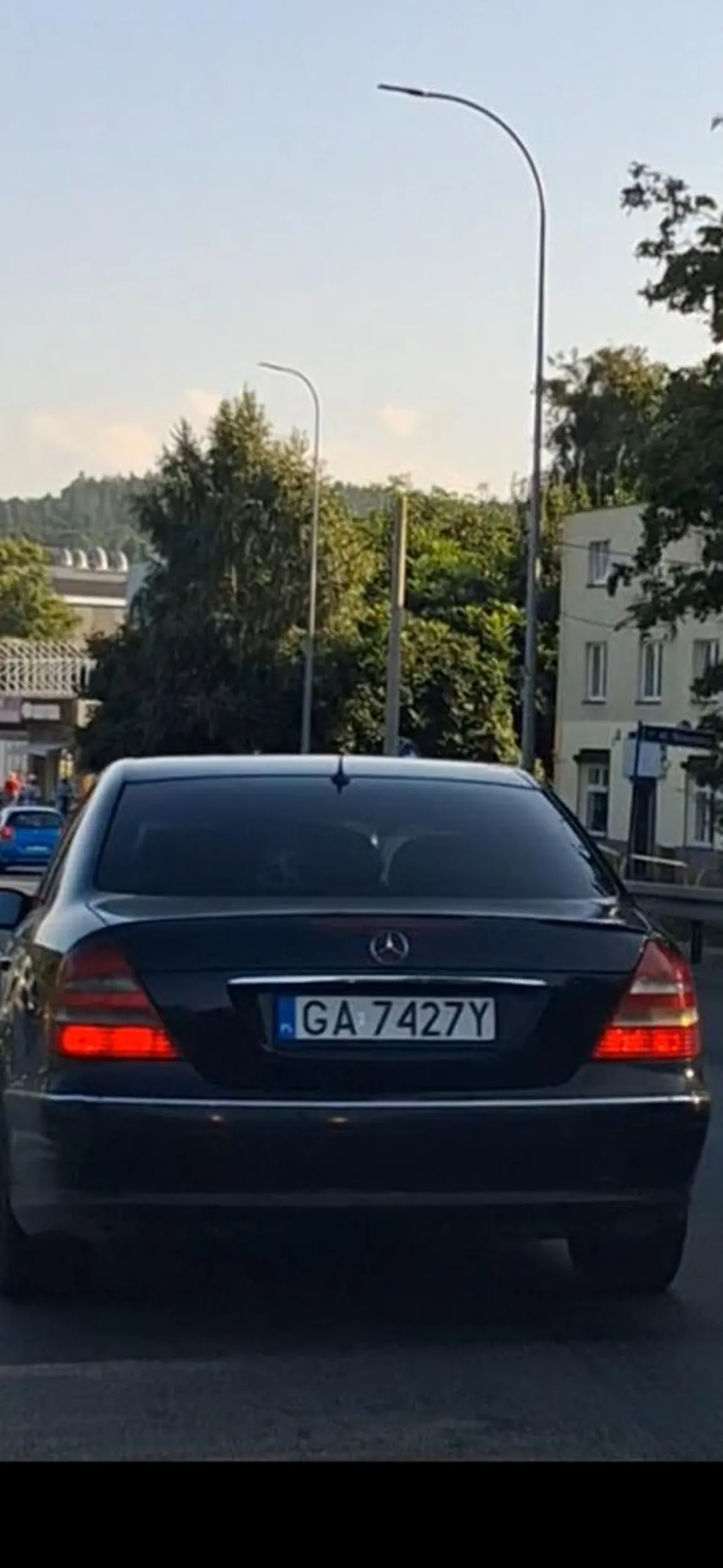 Blokuje lewy pas powolna jazda bo pizdus musi tel przeglądać podczas jazdy i jechac slalomem