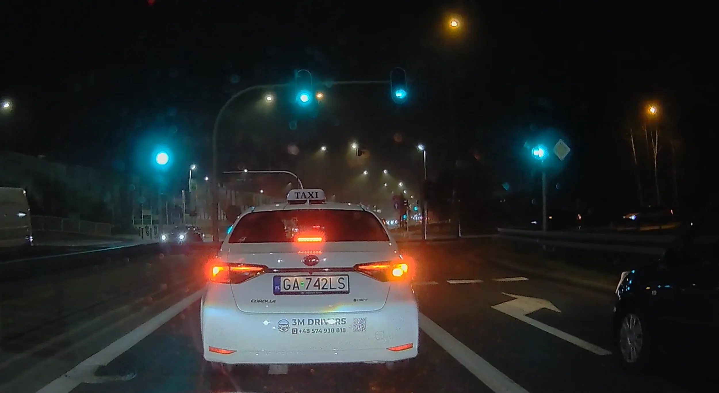 niby taksówkarz a pogubiony na jezdzni jak mała dziewczynka. potrafi przejechac kilkadziesiąt metrów po jednym pasie ogarniając pod światłami że jednak musi zmienić pas i wstrzymywać ruch.