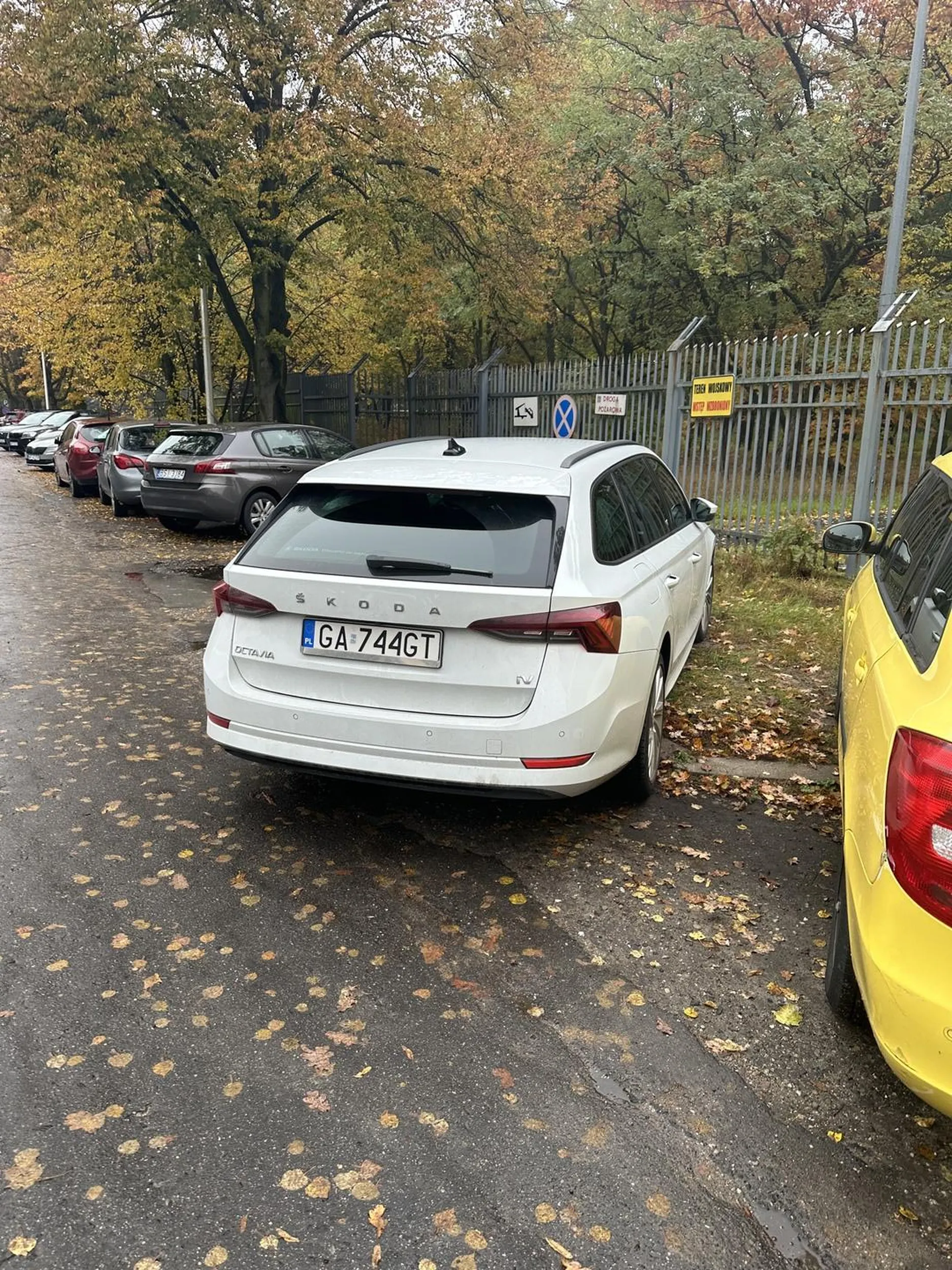 Naucz się parkować a nie tak wystając mimo ogromnej ilości miejsca przed tobą, zablokowałeś całą drogę i nikt już tak nie wjedzie, a jest to na dodatek droga pożarowa, więc gratuluję pomyślunku :)