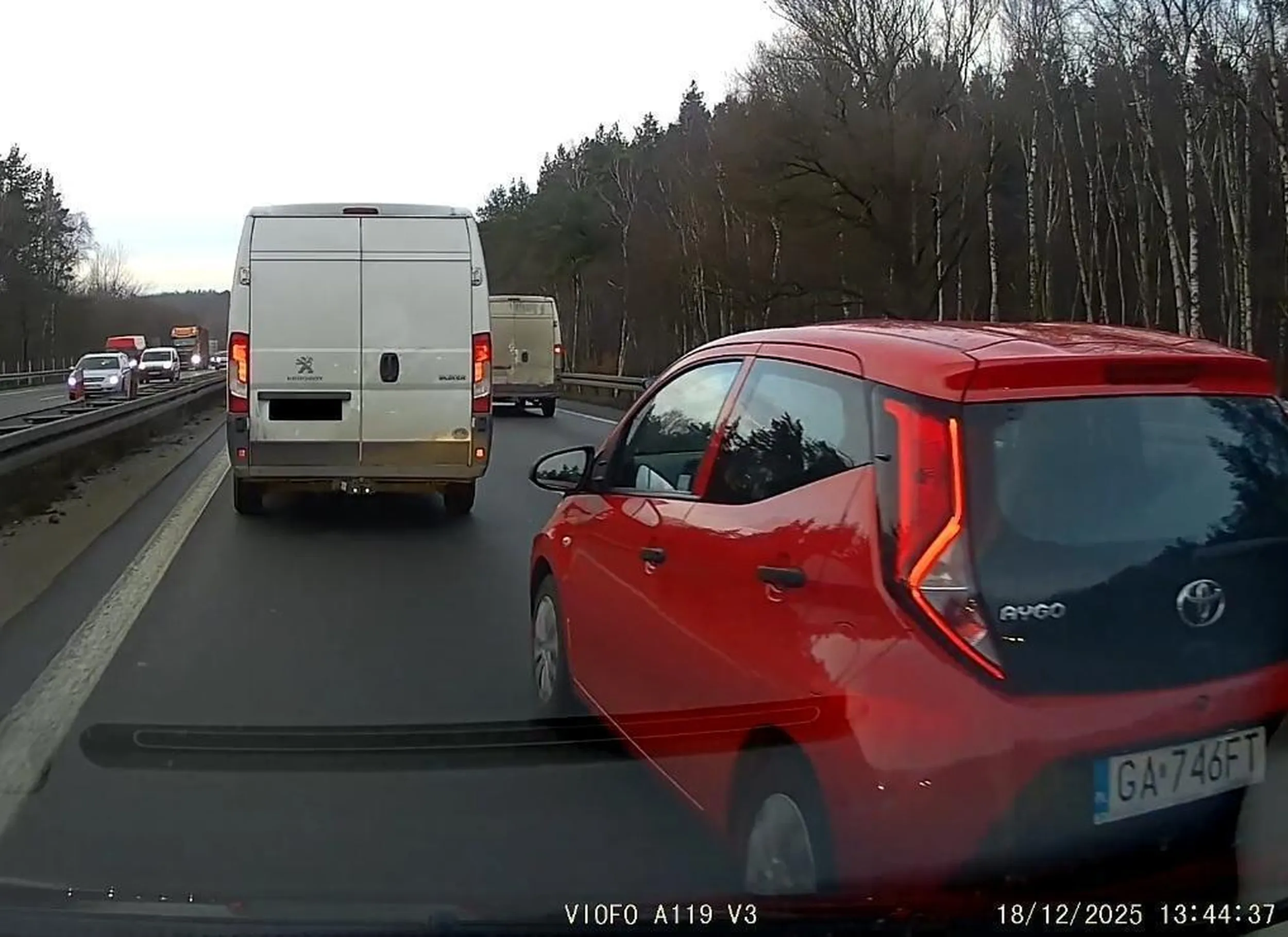 Uwaga na otyłą staruchę, która wymusza pierwszeństwo i zjeżdża na auta na równoległym pasie na obwodnicy Trójmiasta w swojej czerwonej Toyocie Aygo. Tylko dzięki mojej gwałtownej reakcji i ostremu hamowaniu nie doszło do bardzo poważnego wypadku.