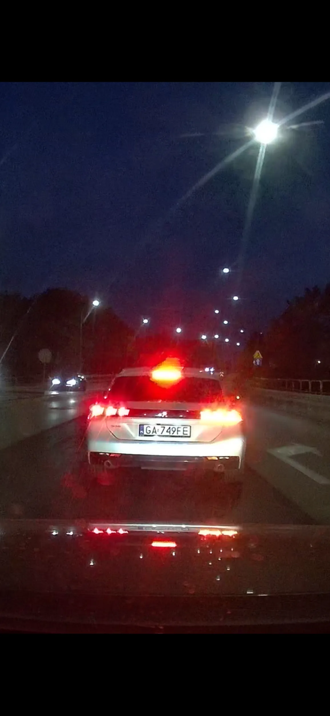 Prawko wygrane w laysach. Blokuje lewy pas w nocy gdy prawy pusty. Potem na światłach próbuje swoich sil, a finalnie z lewego skręca w prawo zajeżdżając drogę, wymuszając pierwszeństwo i wyhamowuje do 0. Naucz się jeździć