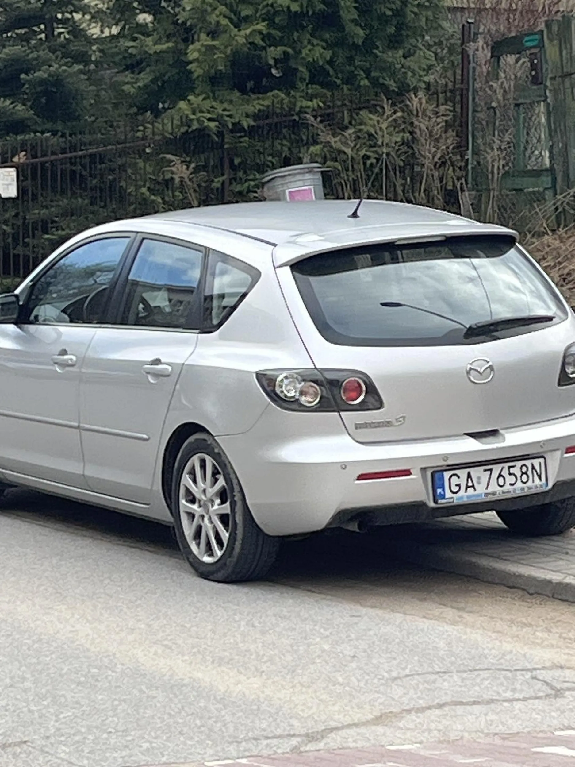 Jezdzi jak wariat!!! Staje na zakazach oraz jezdzi stowe w zabudowanym. A ostatnio o malu wlos mnie nie potraci.