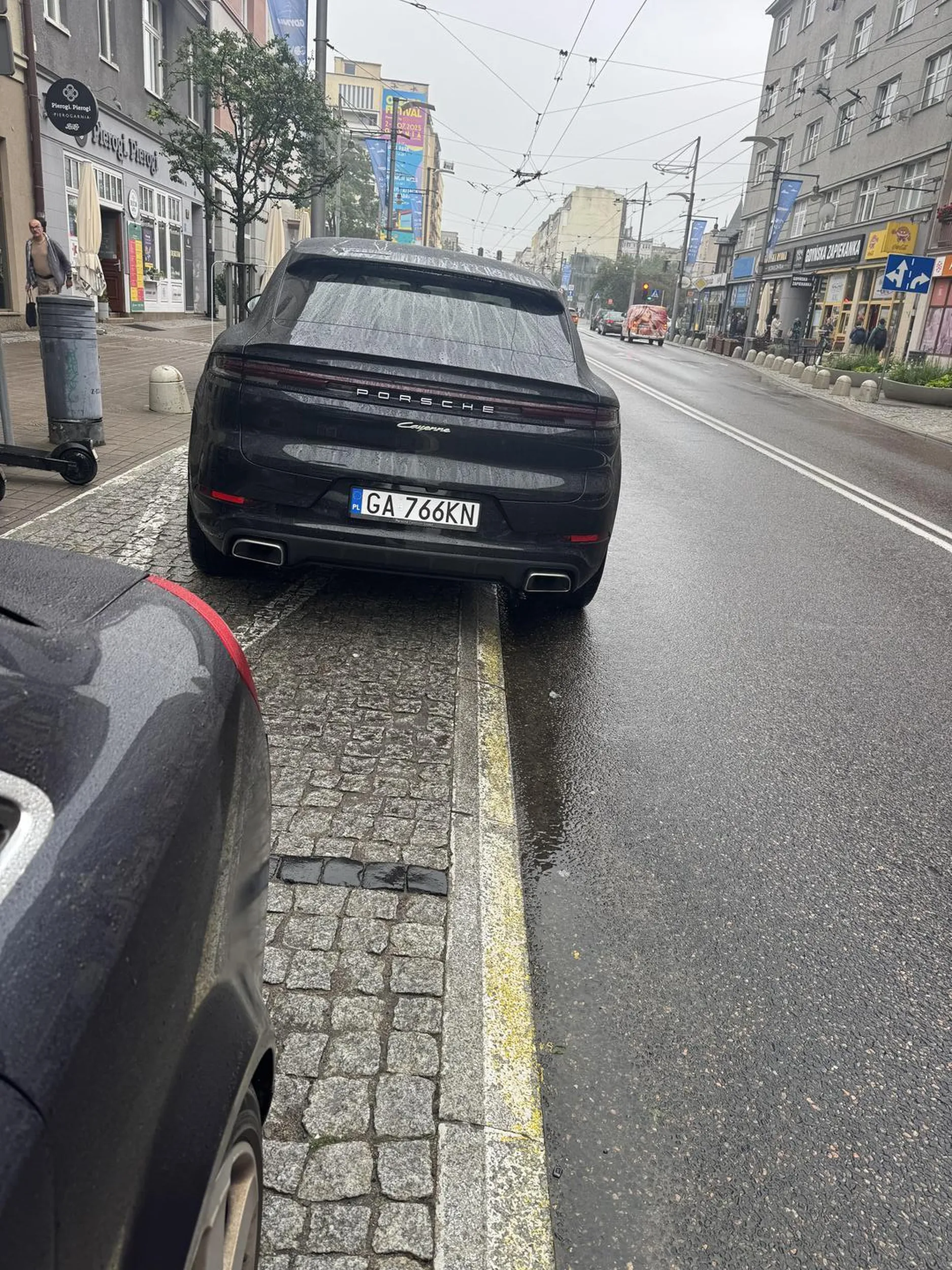 Za duży samochód na tak małe miejsce parkingowe (;