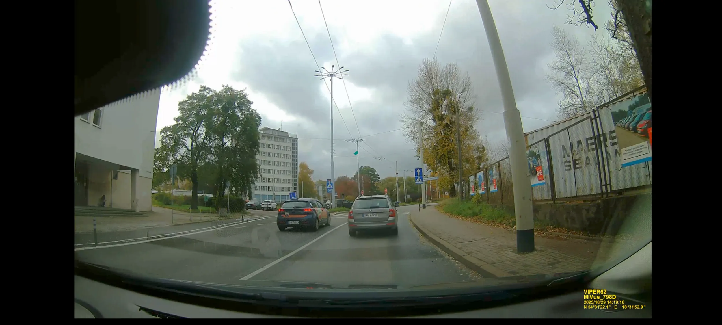 W dniu 29.10.2025 r. o godz. 13.19 na ulicy Jana z Kolna w Gdyni samochód nauki jazdy (z Akademii Prawa Jazdy) marki KIA nr rej. GA 768CA, wyprzedza inny pojazd na przejściu dla pieszych przy Sądzie Rejonowym. Co jeszcze głupiego robi po niedługiej chwili mam na filmie, który dzisiaj przesyłam na Policję.