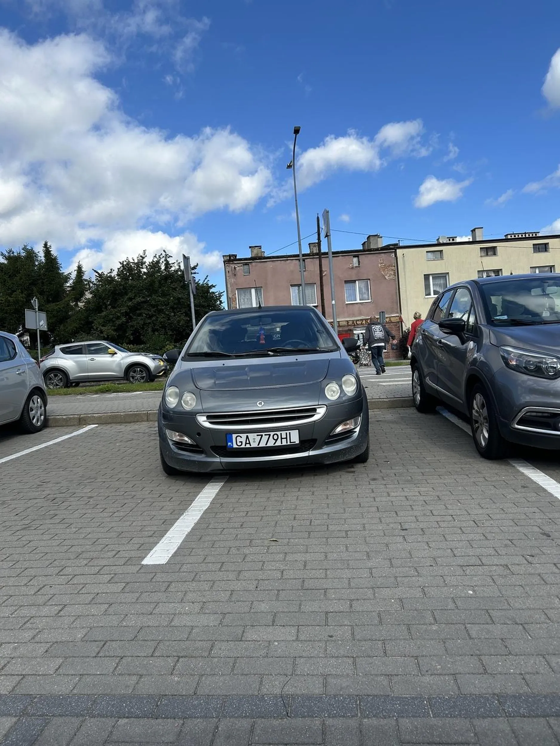 Kto dał tej osobie orawojazdy???? jezdzi jakims malym autem co wyglada jak mucha i zajmuje dwa miejsca parkingowe…….