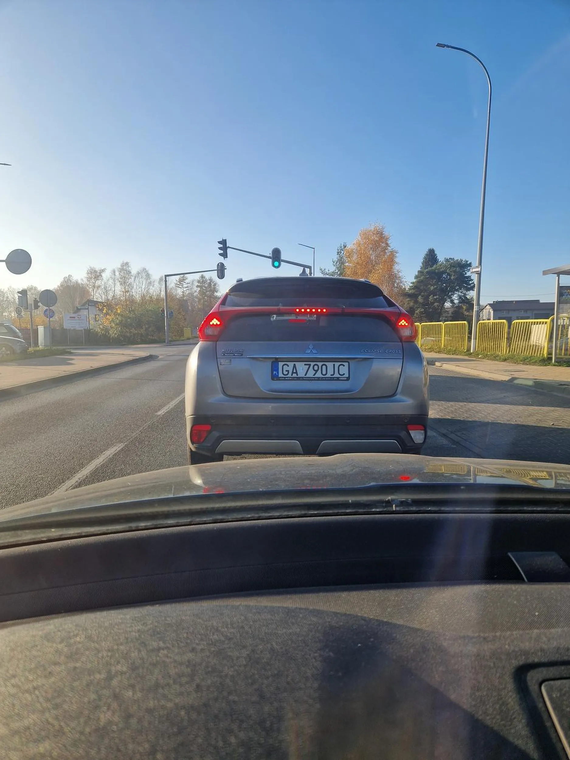 Uwaga na starego ch*a wymusza na rondzie gdzie pozniej hebluje do zera po czym po jezdzie za nim żeby porozmawiac uciekał jak pi*deczka