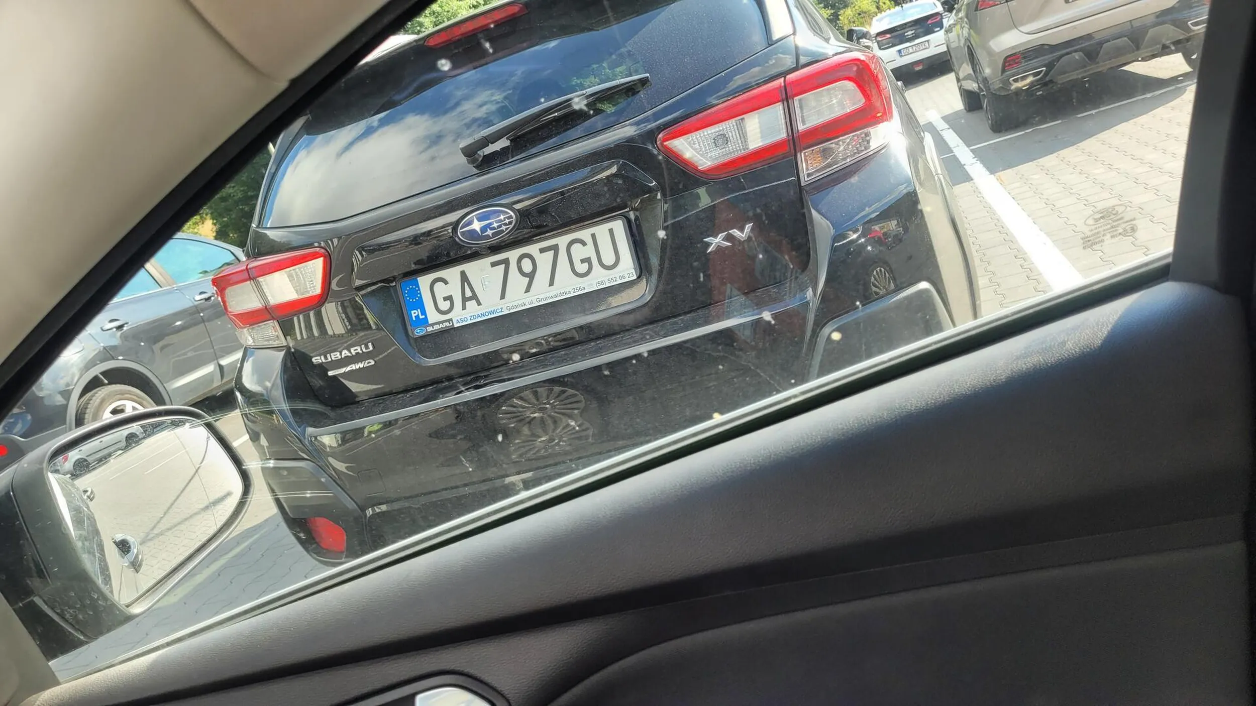 Nie wiem co kierowca subaru miał na myśli ale nigdy nie widziałem tak źle zaparkowanego auta pod sklepem albo może to czas podciągnąć hamulec ręczny.