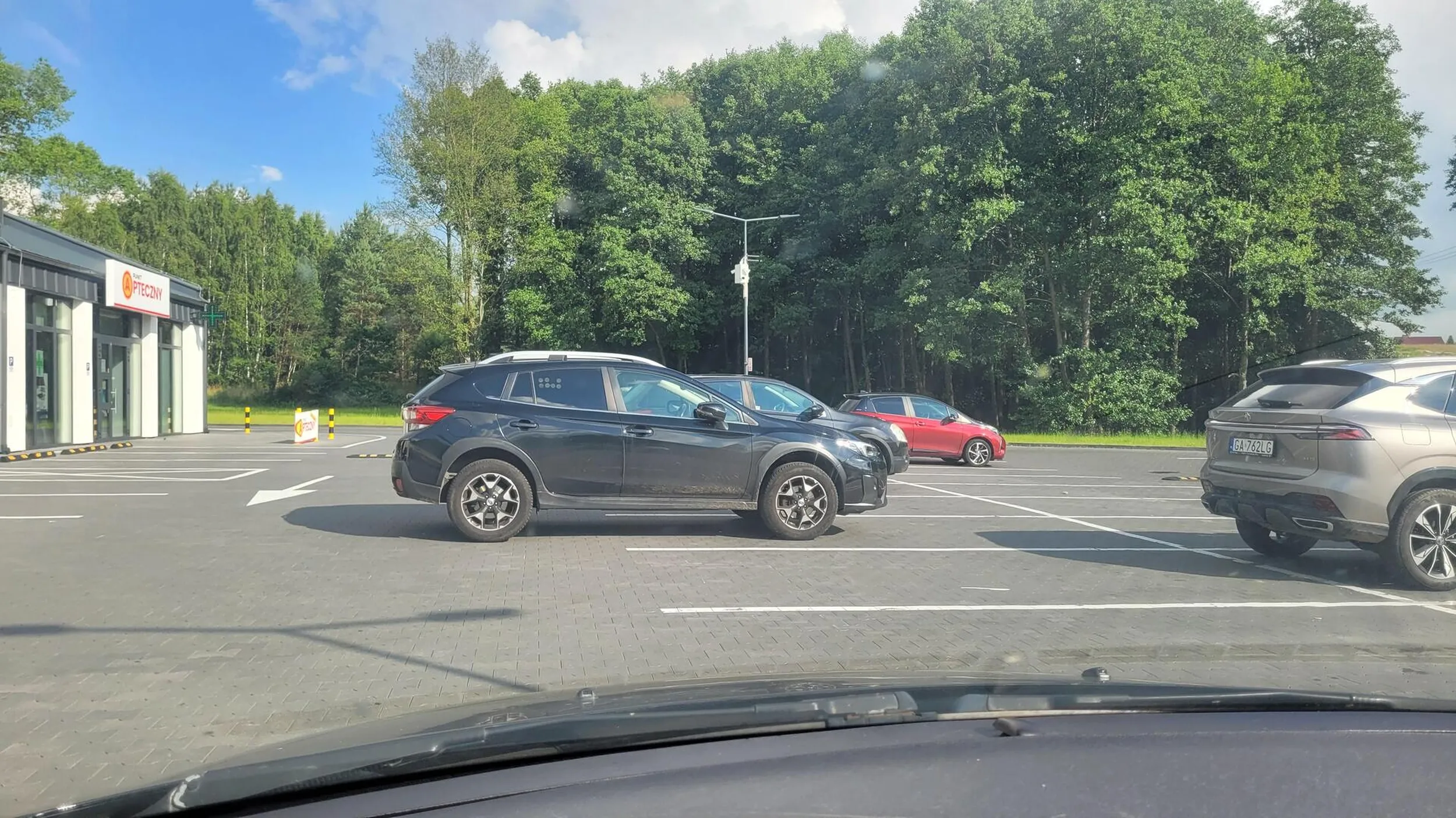 Nie wiem co kierowca subaru miał na myśli ale nigdy nie widziałem tak źle zaparkowanego auta pod sklepem albo może to czas podciągnąć hamulec ręczny.