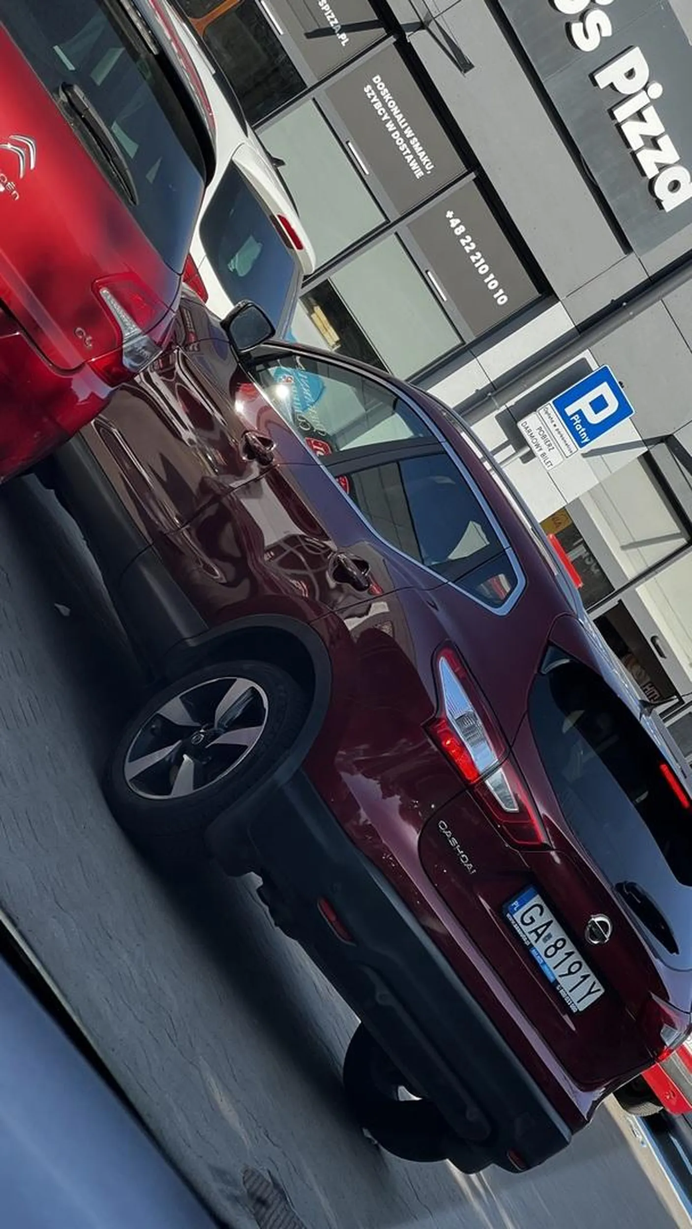 Stać na środku placu jeszcze rozumiem, ale śmieci się wyrzuca do śmietnika, a nie pod samochód. Obrzydliwa stara baba.