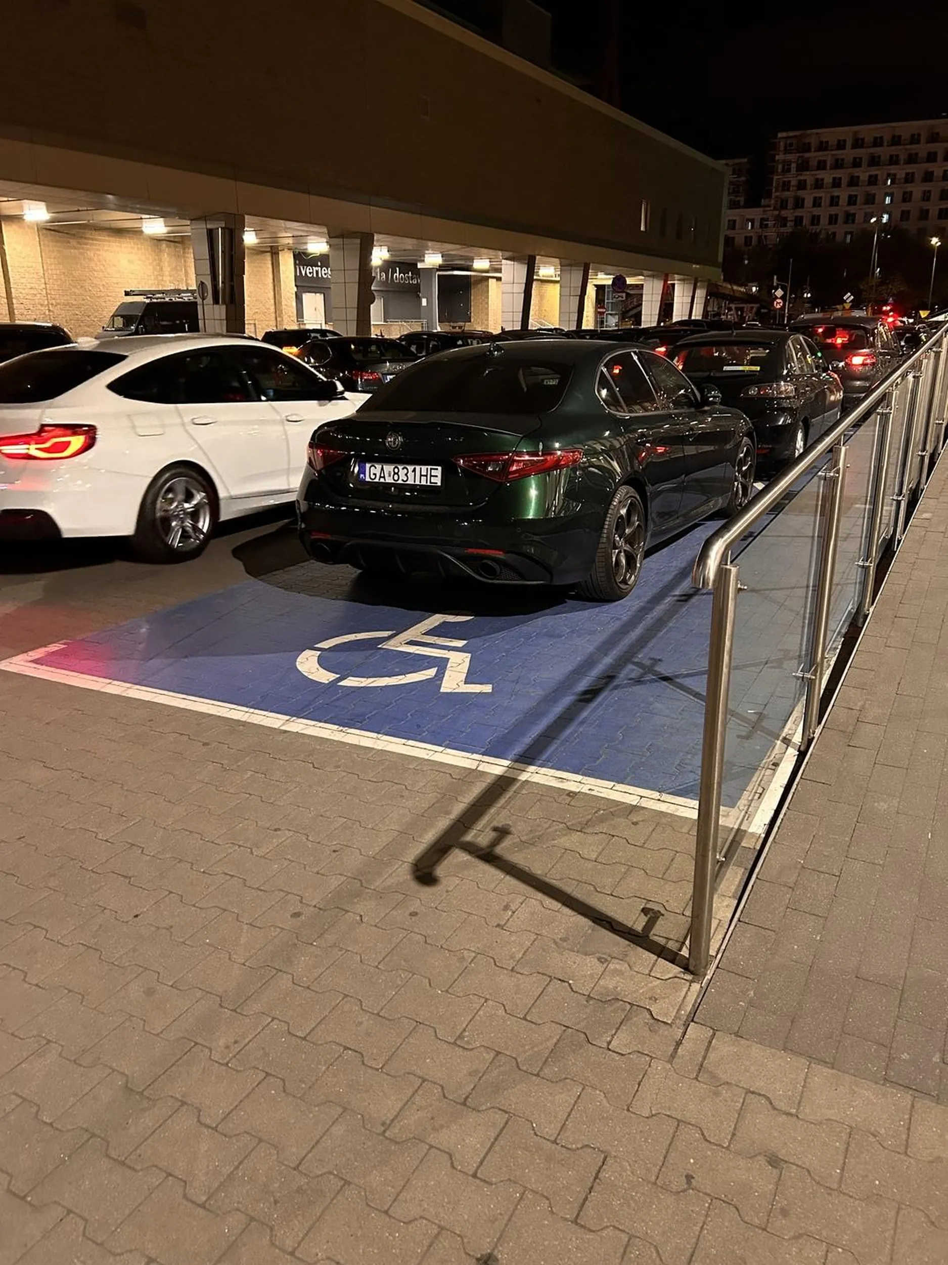 bez legitymacji stanął na miejscu dla niepełnosprawnych…wstyd