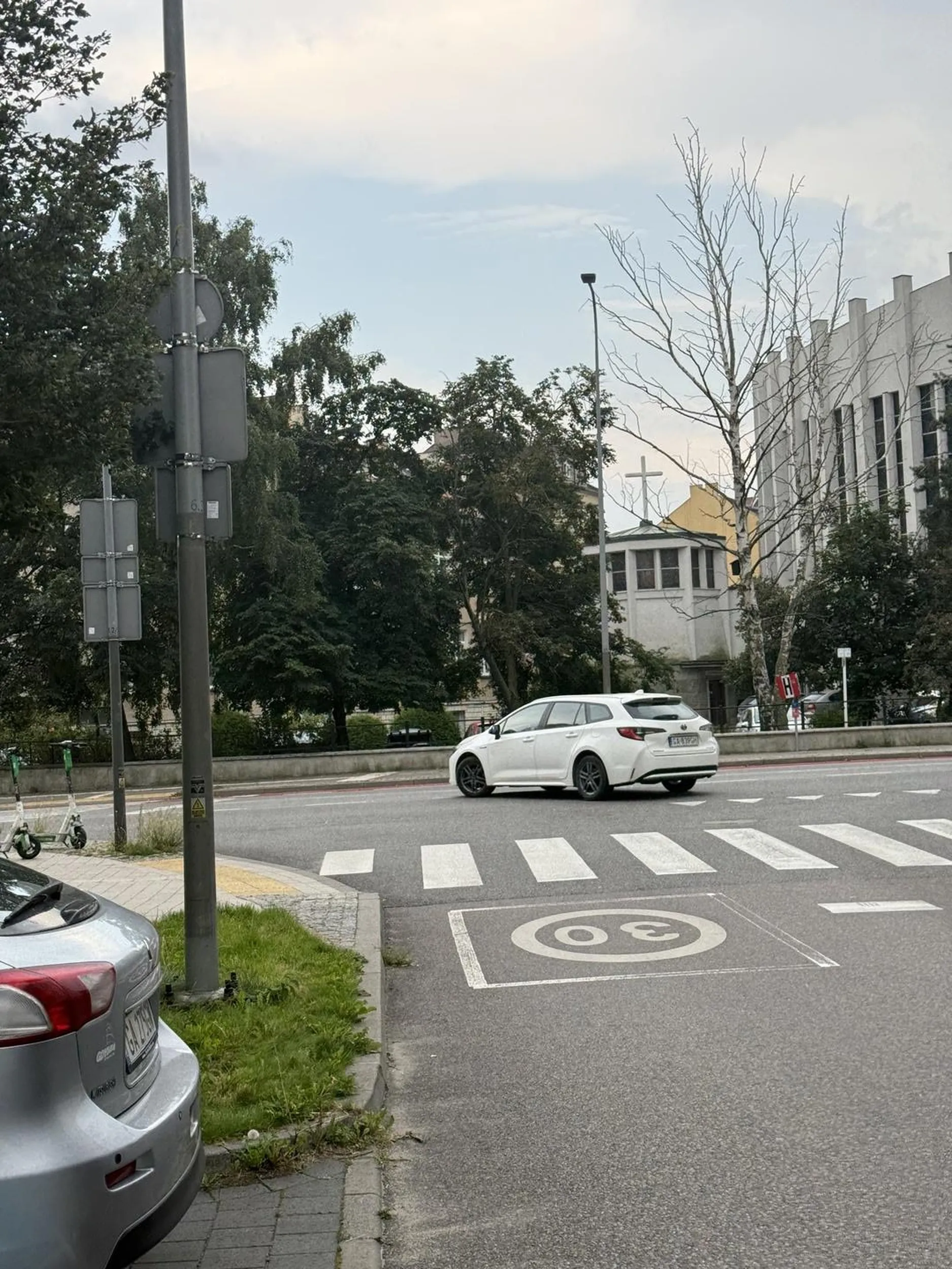 Chory psychicznie, prawie potracil  mnie i uciekł i jeszcze środkowy palec pokazywał