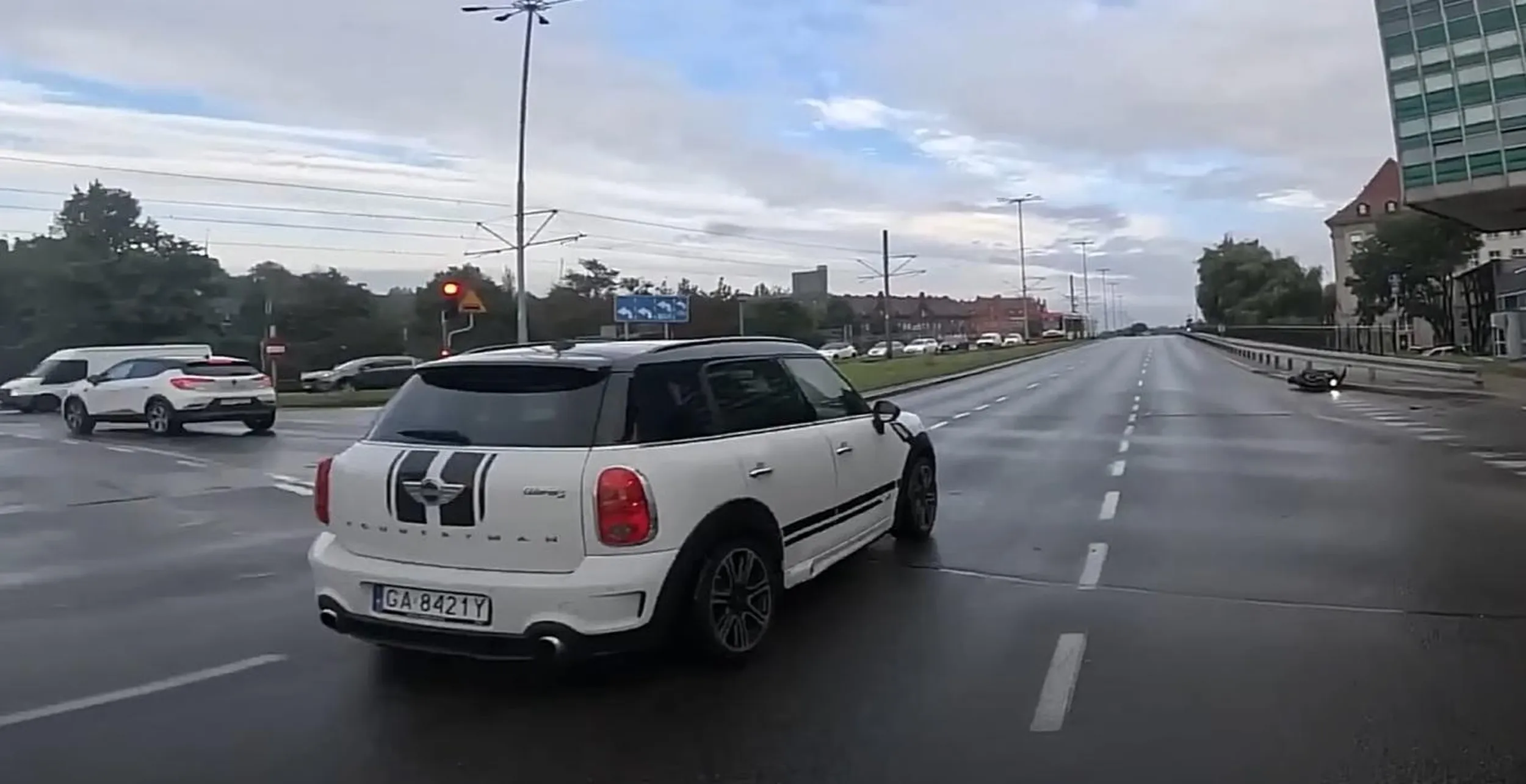Brawo. Motocyklista wywraca się przed tym kierowcą, natomiast nie ma nawet od niego pytania czy wszystko w porządku, brak chęci udzielenia pomocy. Ominięcie leżącego motocyklisty i jazda dalej. Wstyd, hatfu.