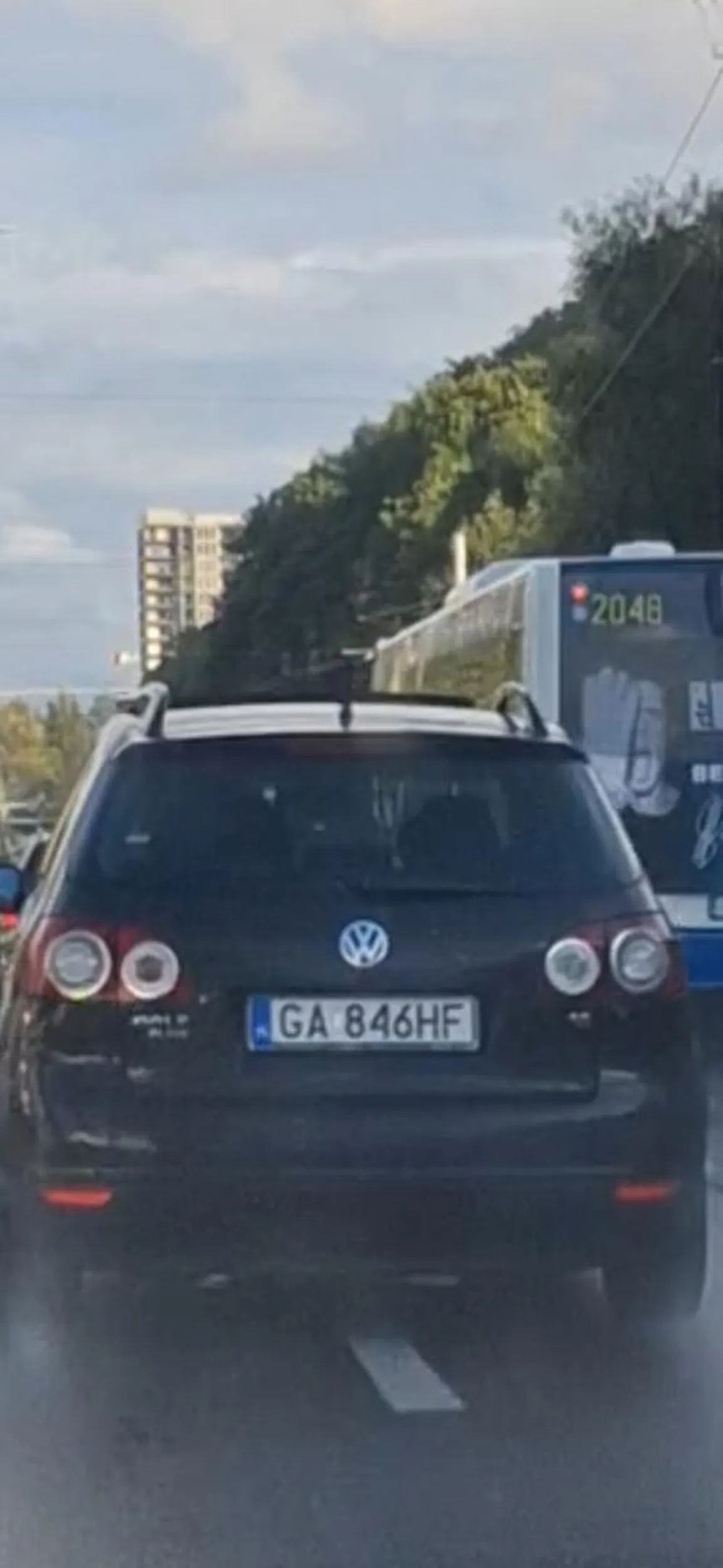 Blokuje lewy pas powolna jazda wyprzedzającym go  pokazuje palec