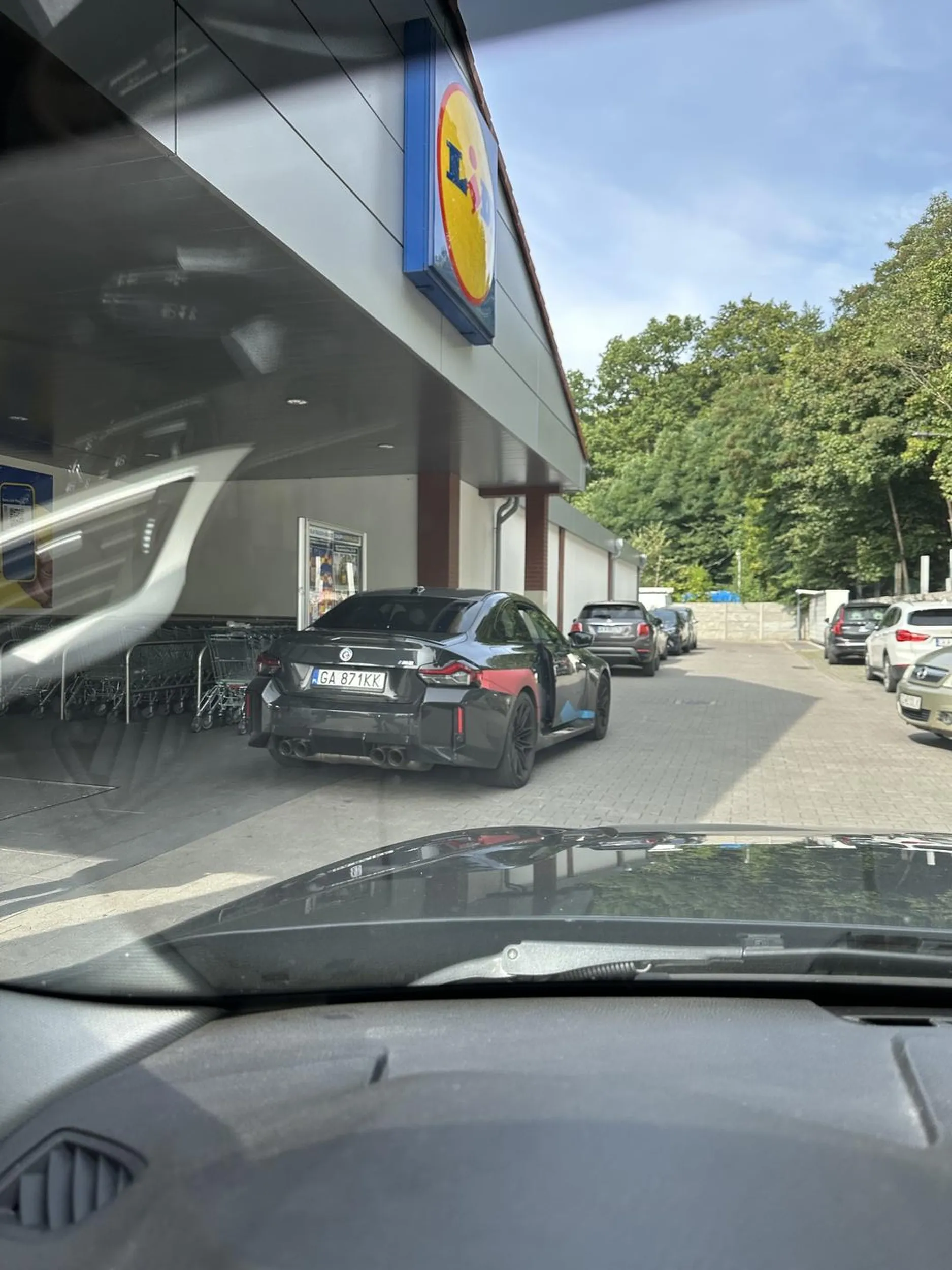 Nie potrafi parkować koło Lidla jak by mógł do środka by wjechał!