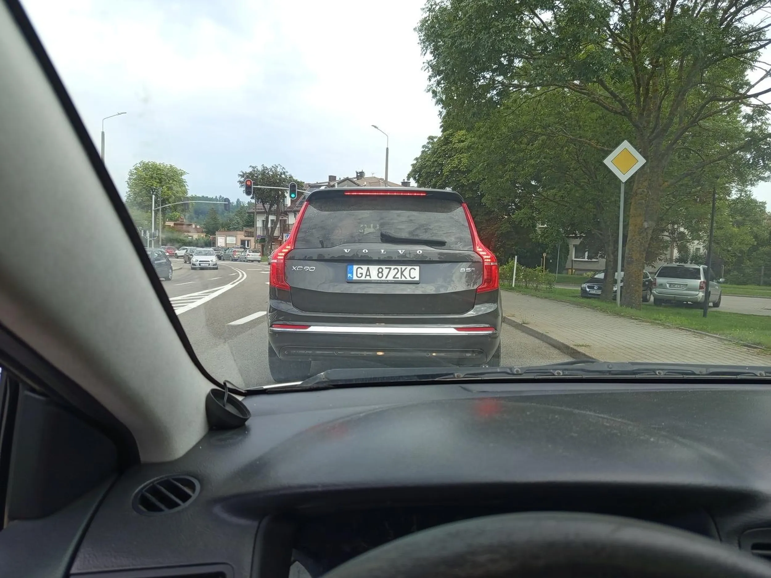 Łysy Pan w czapeczce nie nauczył żonki że nie wyrzuca się śmieci z auta. Jak zwróciłem uwagę i oddałem zagubionego śmiecia to chyba uraziłem jego dumę, bo zaproponował żebym do niego wyszedł z auta :) pozdrawiam i polecam wracać do siebie robić syf.