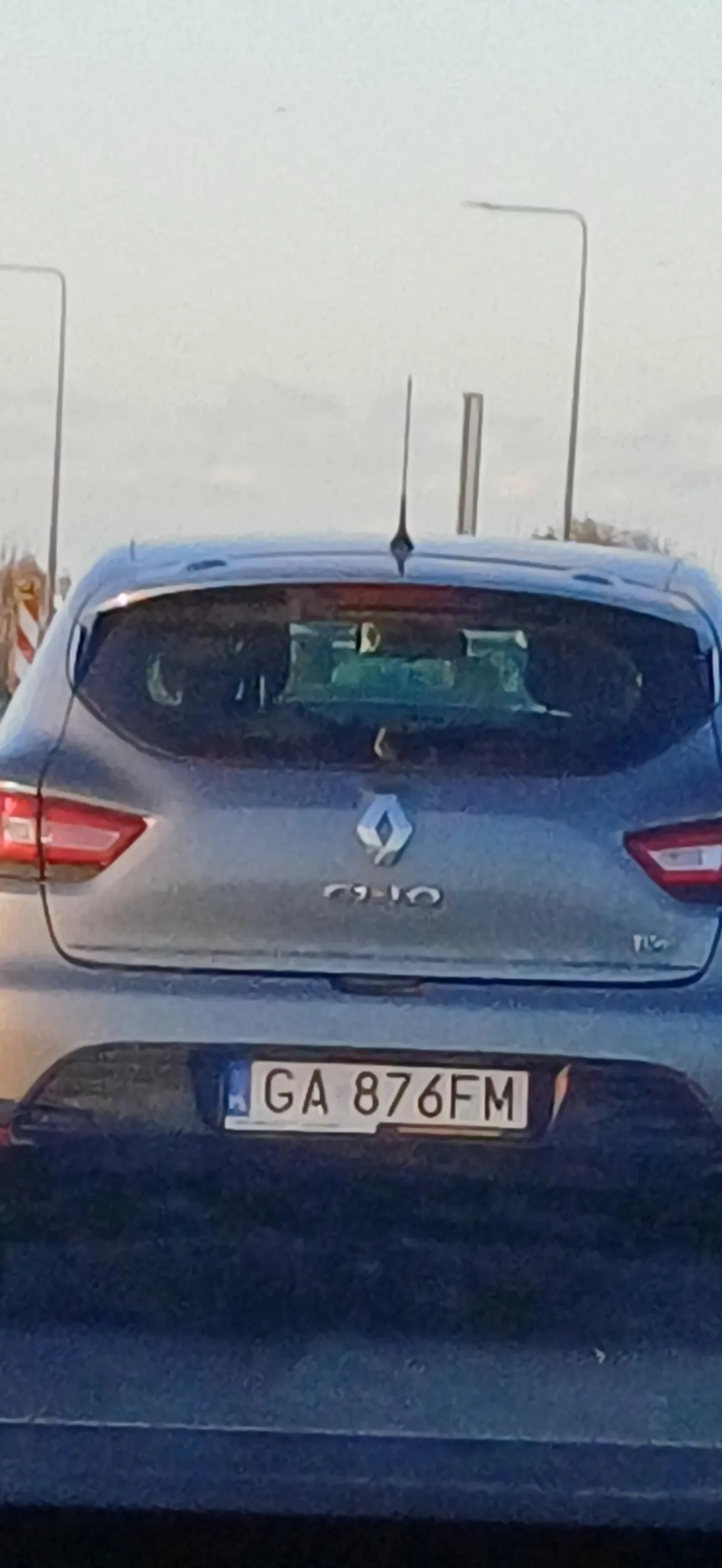 Pojeb prawie powoduje kolizjie i nagrywa