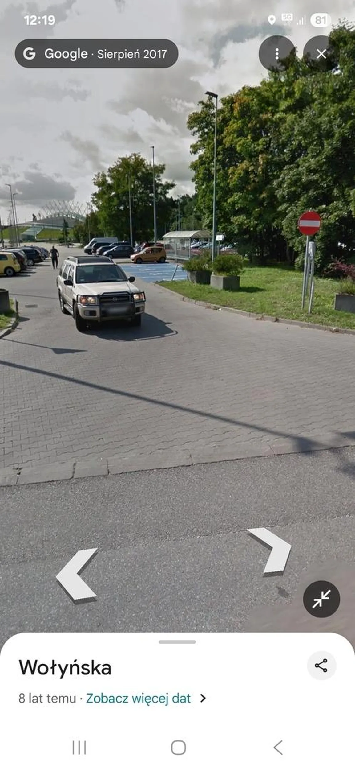 Nie patrzy na znaki jest wyjazd i znak a ta sie pcha modelka