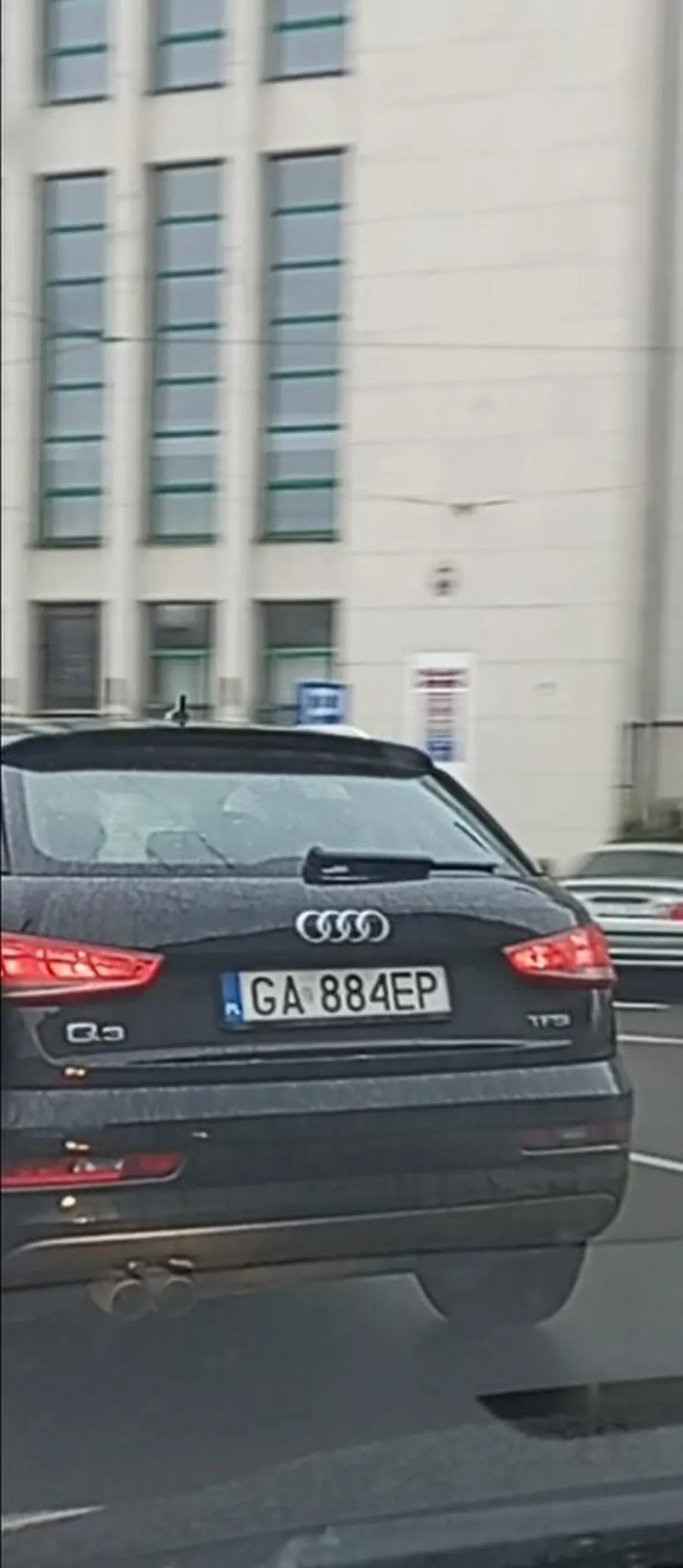 Jeździ jak  pokraka zmienia pasy nie używajac kierunków