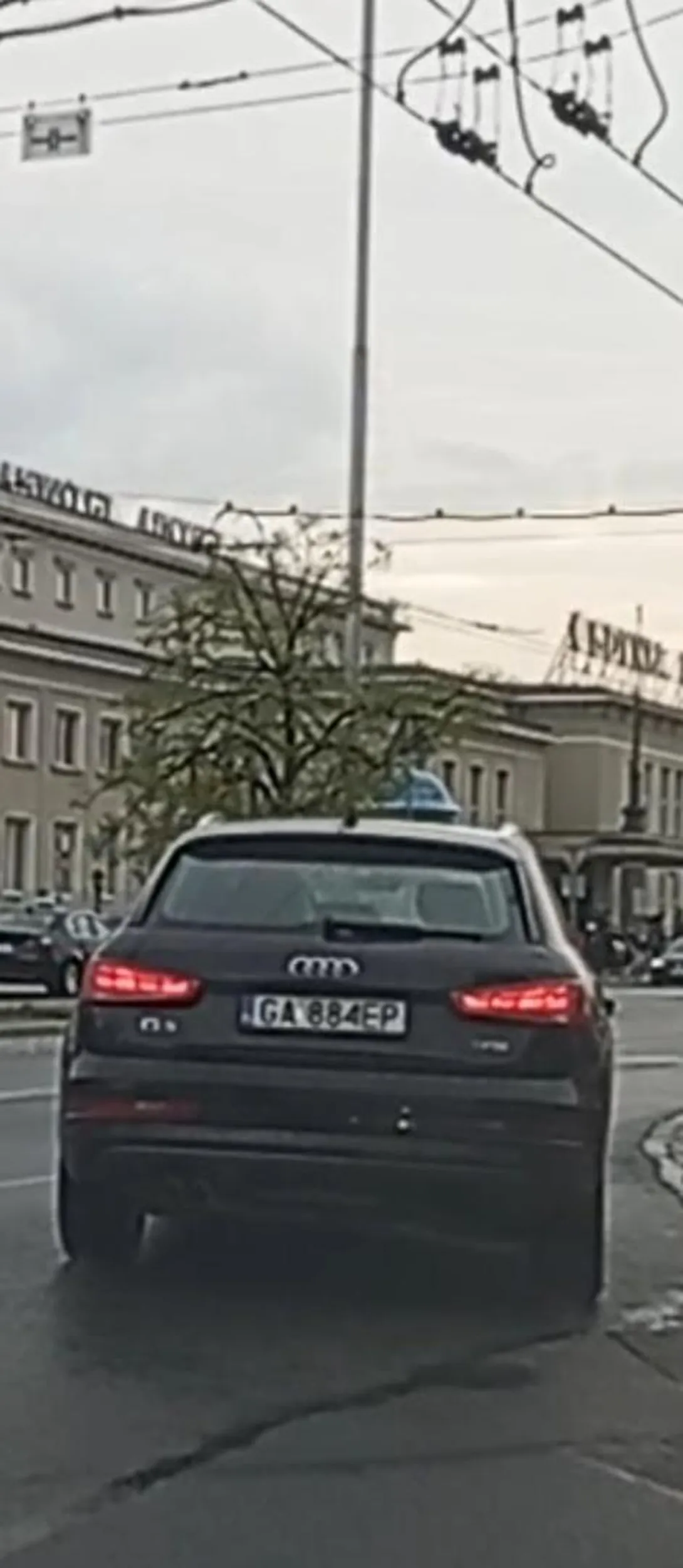 Jeździ jak  pokraka zmienia pasy nie używajac kierunków