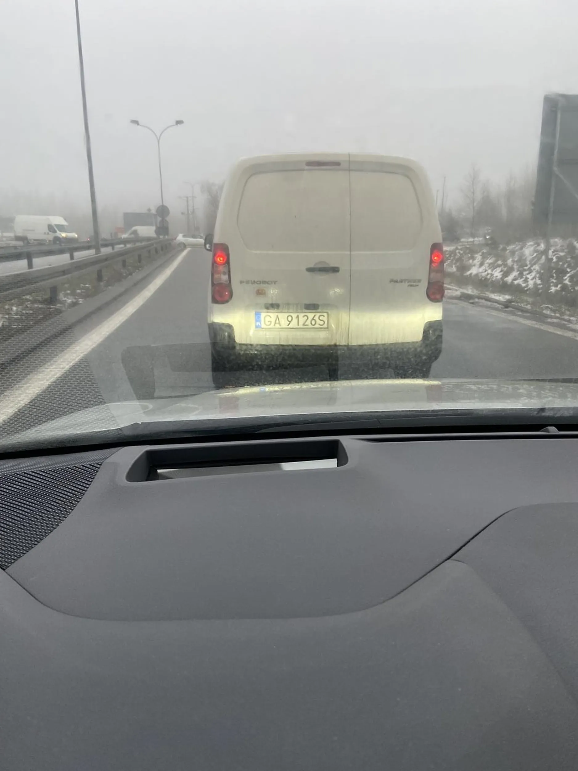 Niebezpieczny agresywny kierowca, wielokrotne usiłowanie zabójstwa. Wciskanie na żyletkę, hamowanie, blokowanie. Biedny człowiek z problemami. Uważać, bo jak wyżej piszą klasyczne pirackie złośliwości to u tego pana normalna jazda. Nagrania na policję i jak się doczeka sprawiedliwości to długo nie pojeździ z paczuszkami.