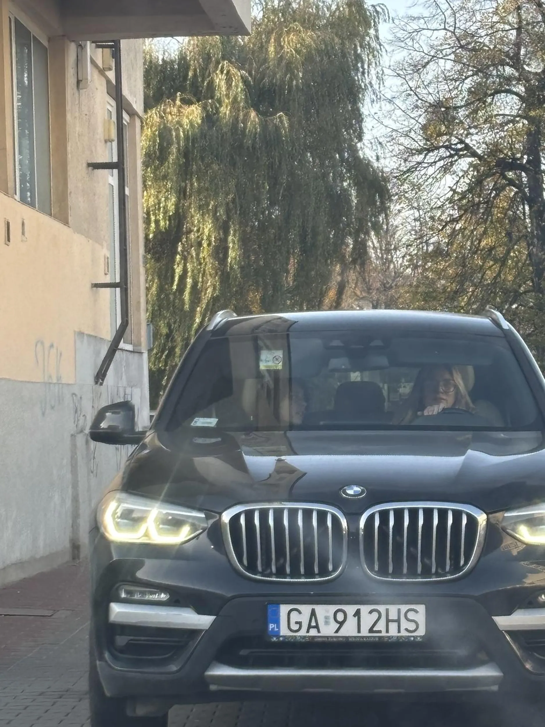 Kompletny brak kultury za kierownicą. Kierująca zajechała drogę i zablokowała wjazd/wyjazd z garaży, po czym z uśmiechem oznajmiła, że „nie wyjedzie, możemy stać nawet 3 godziny”. Zero empatii i poczucia odpowiedzialności — przykład, jak nie powinno się zachowywać na drodze.